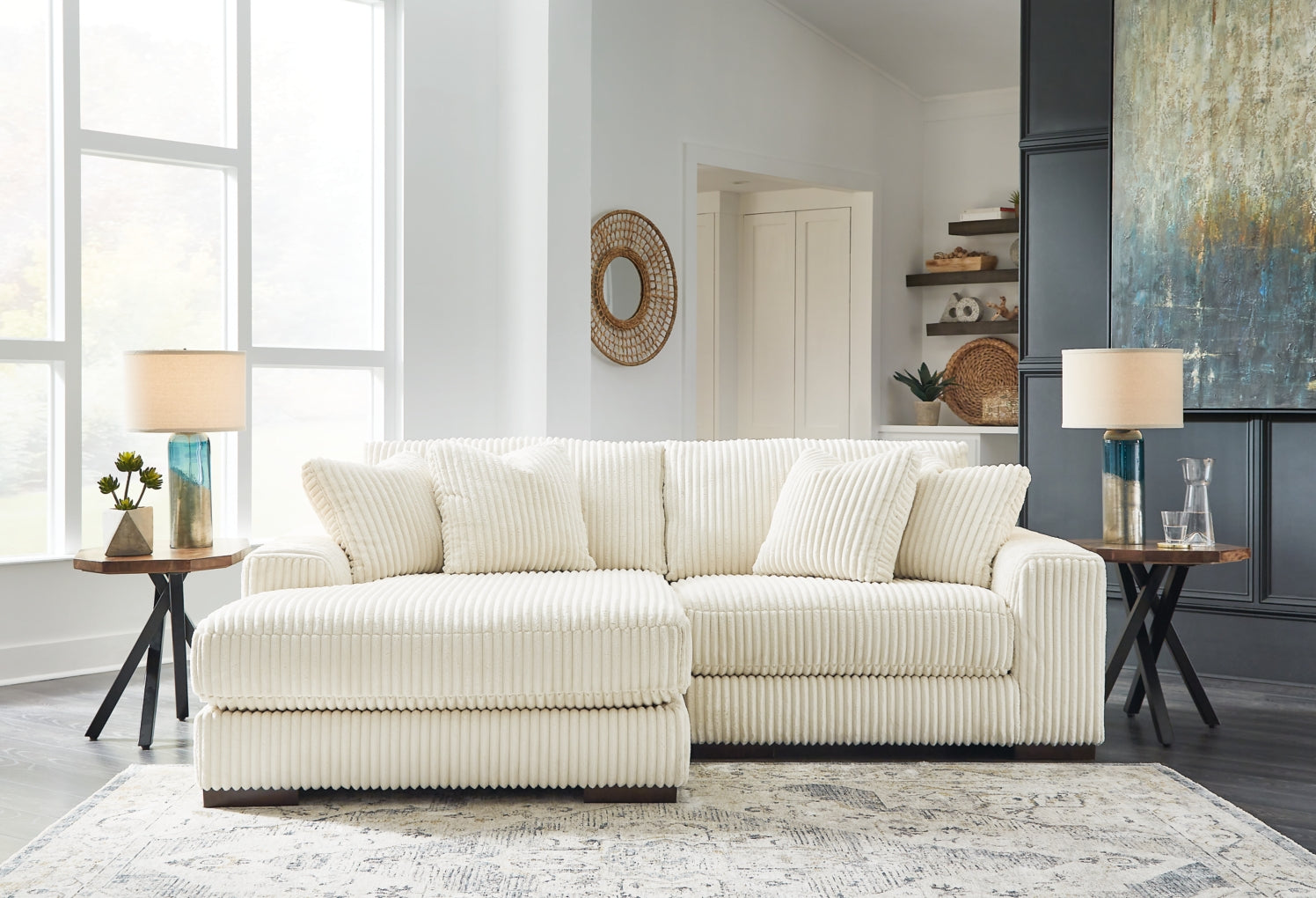 Lindyn 2-Piece Sectional with Chaise