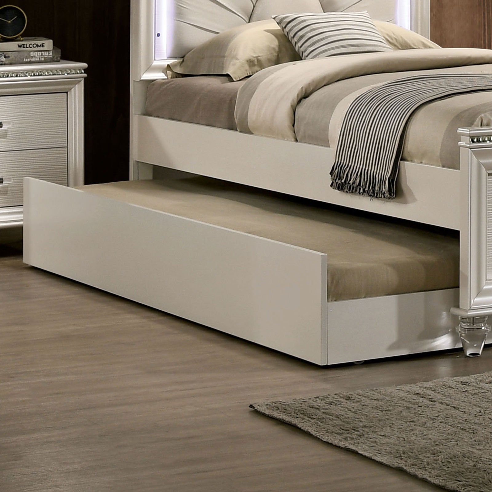 Allie Pearl White 4 Pc. Full Bedroom Set w/ Trundle