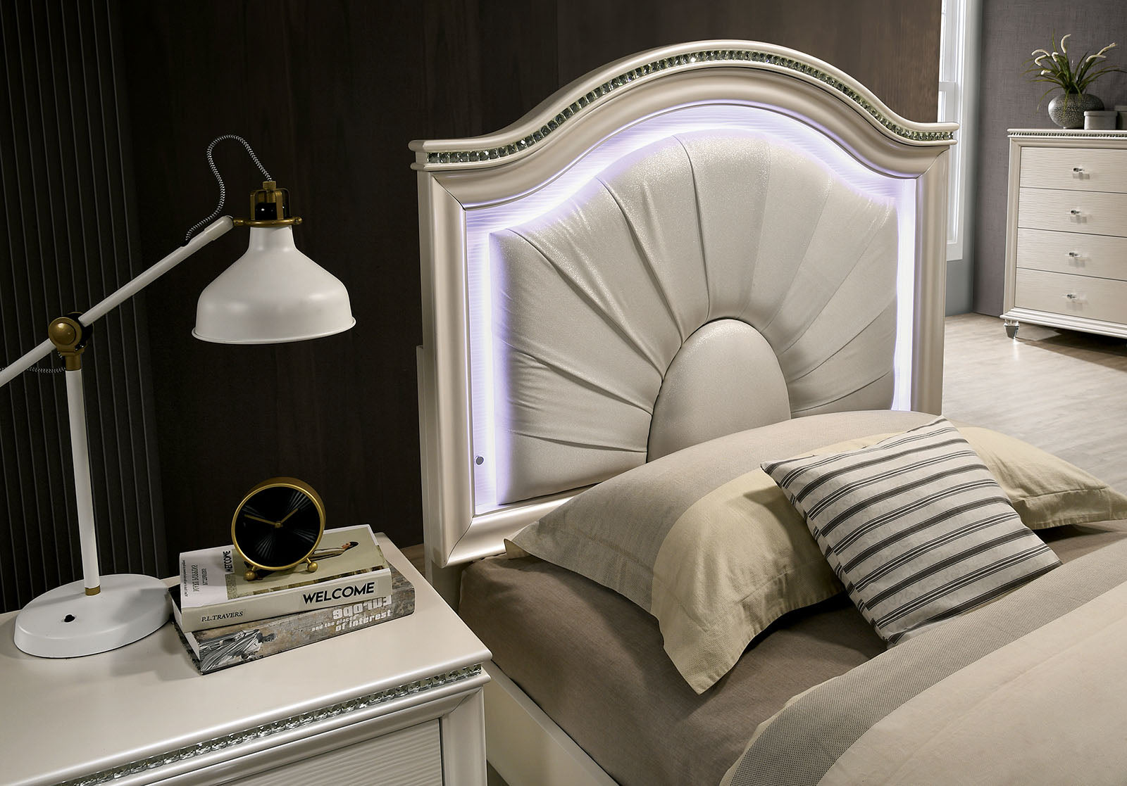 Allie Pearl White 4 Pc. Twin Bedroom Set w/ Trundle