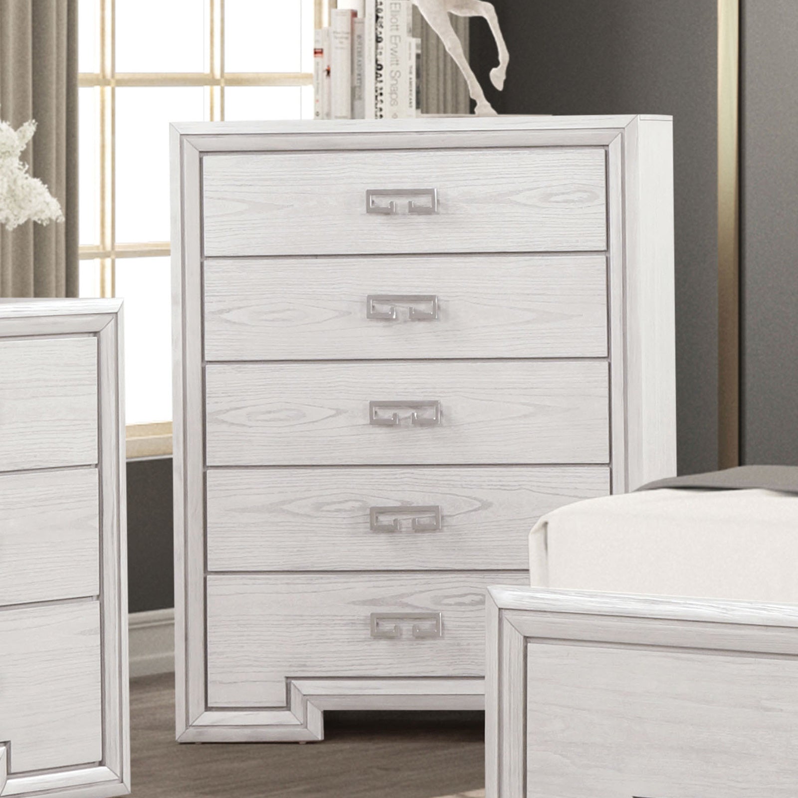 Basilone White Chest