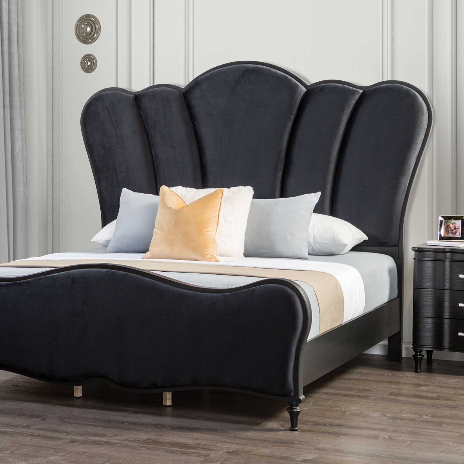 Eleanora Black Queen 5 Piece Bedroom Set w/Chest