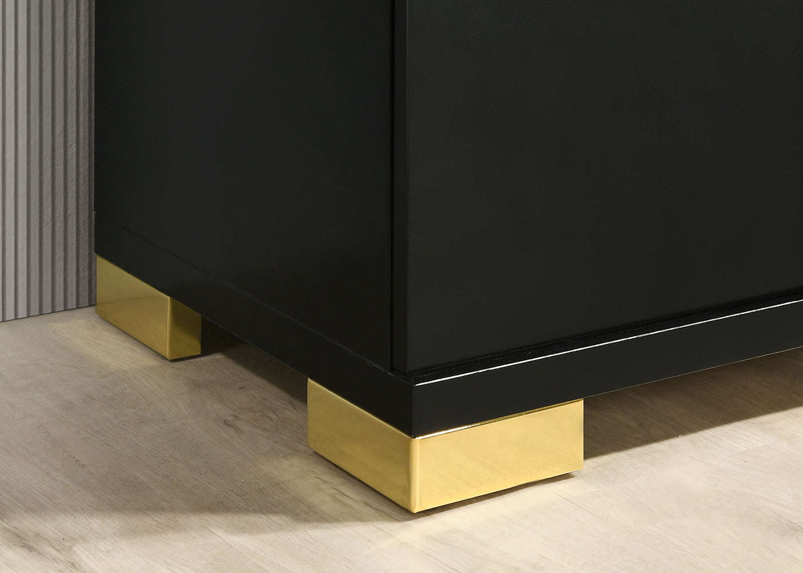Lillestrom Black/Gold Chest