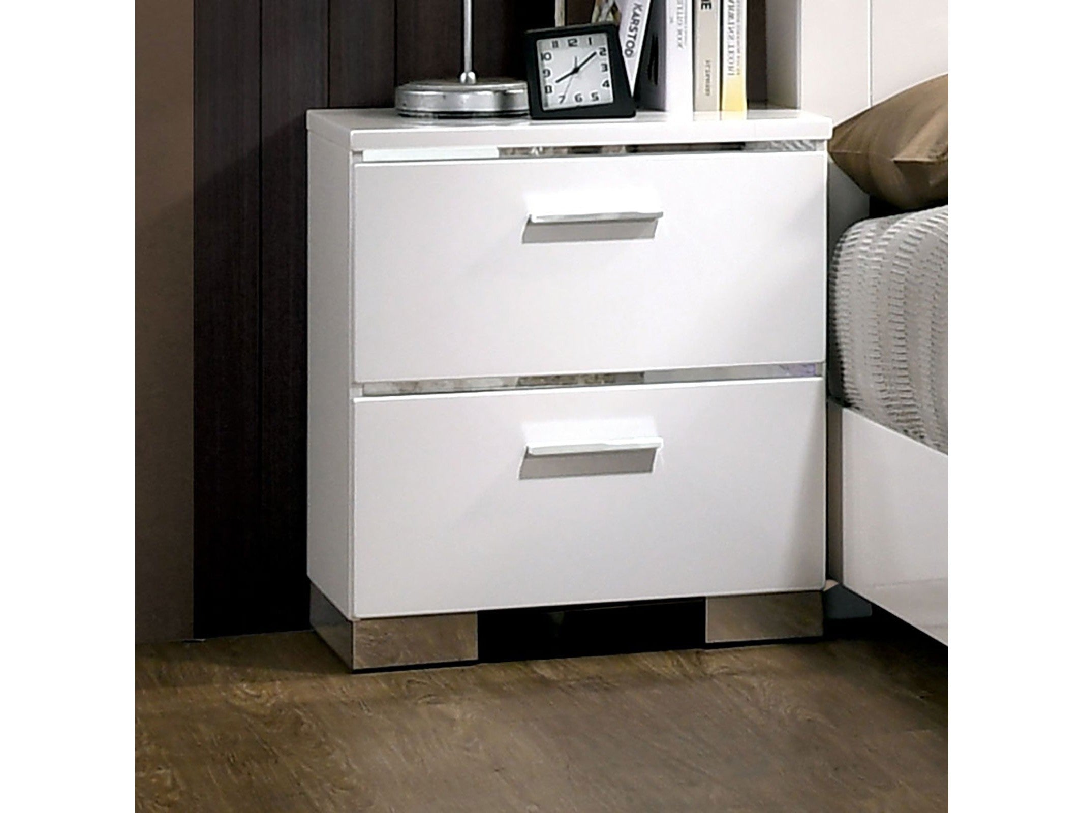 Malte White/Chrome 5 Pc. Queen Bedroom Set w/ Chest