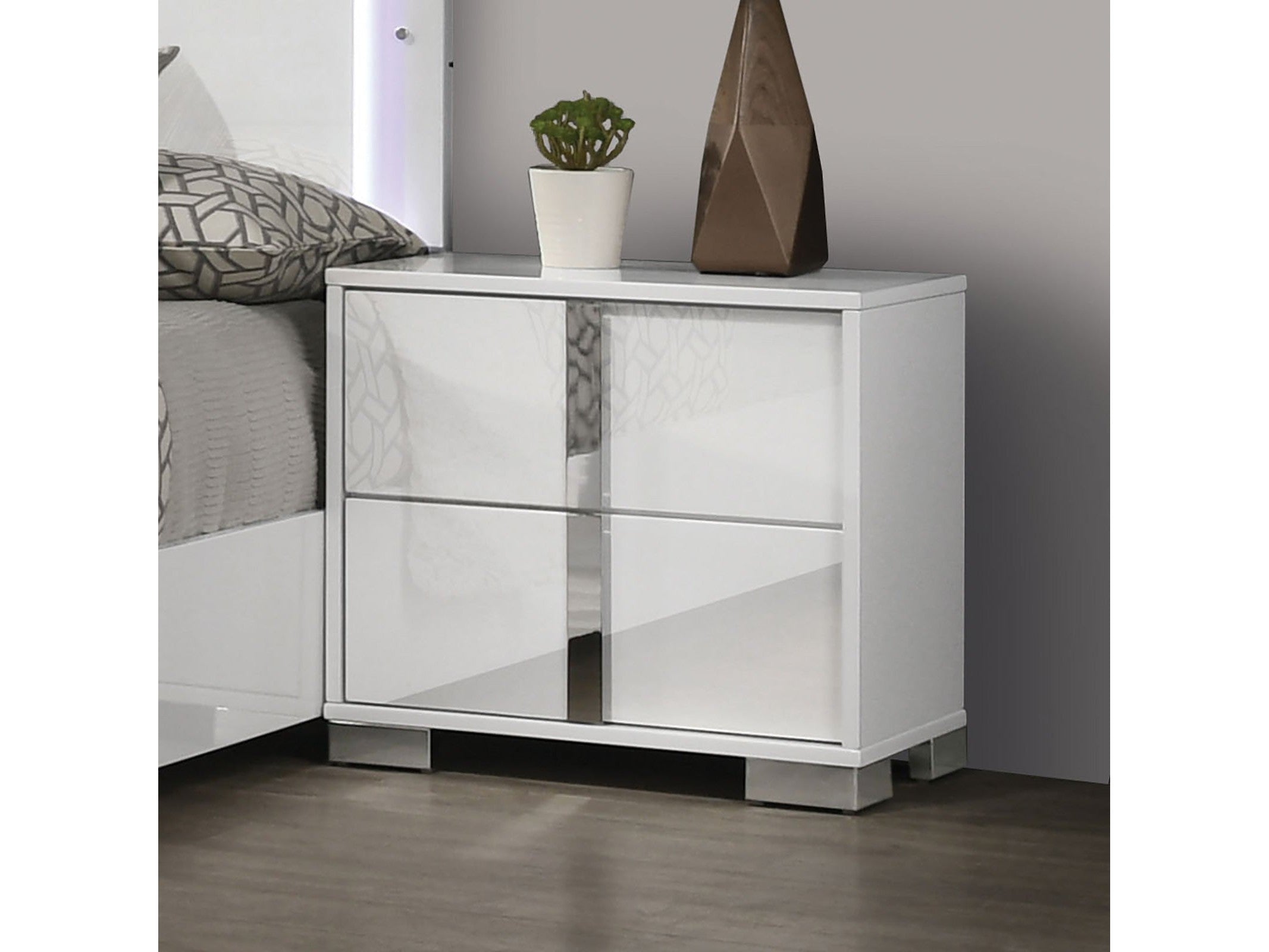 Sinistra White Nightstand