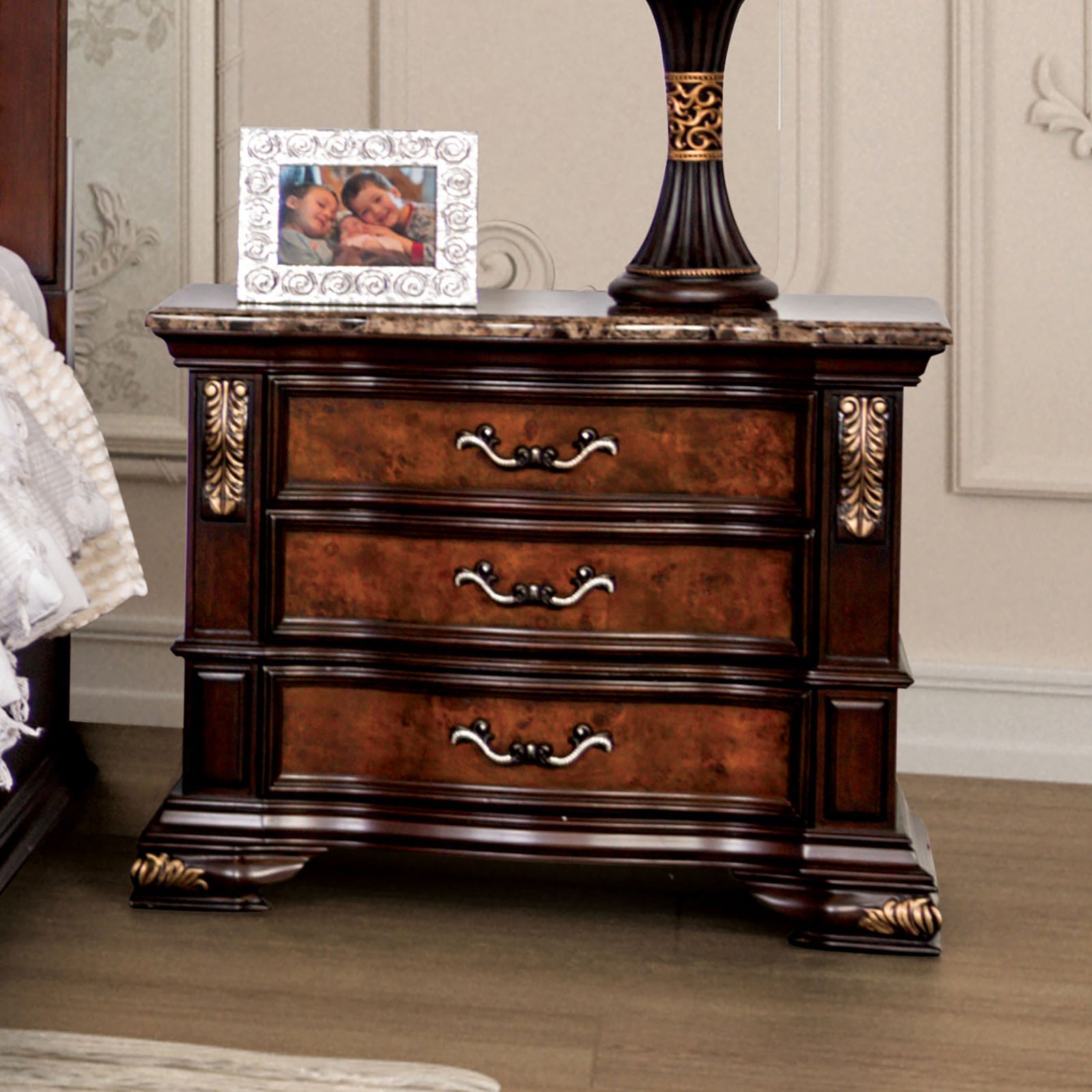 Aquilina Cherry/Oak 5 Pc. Queen Bedroom Set w/ Chest