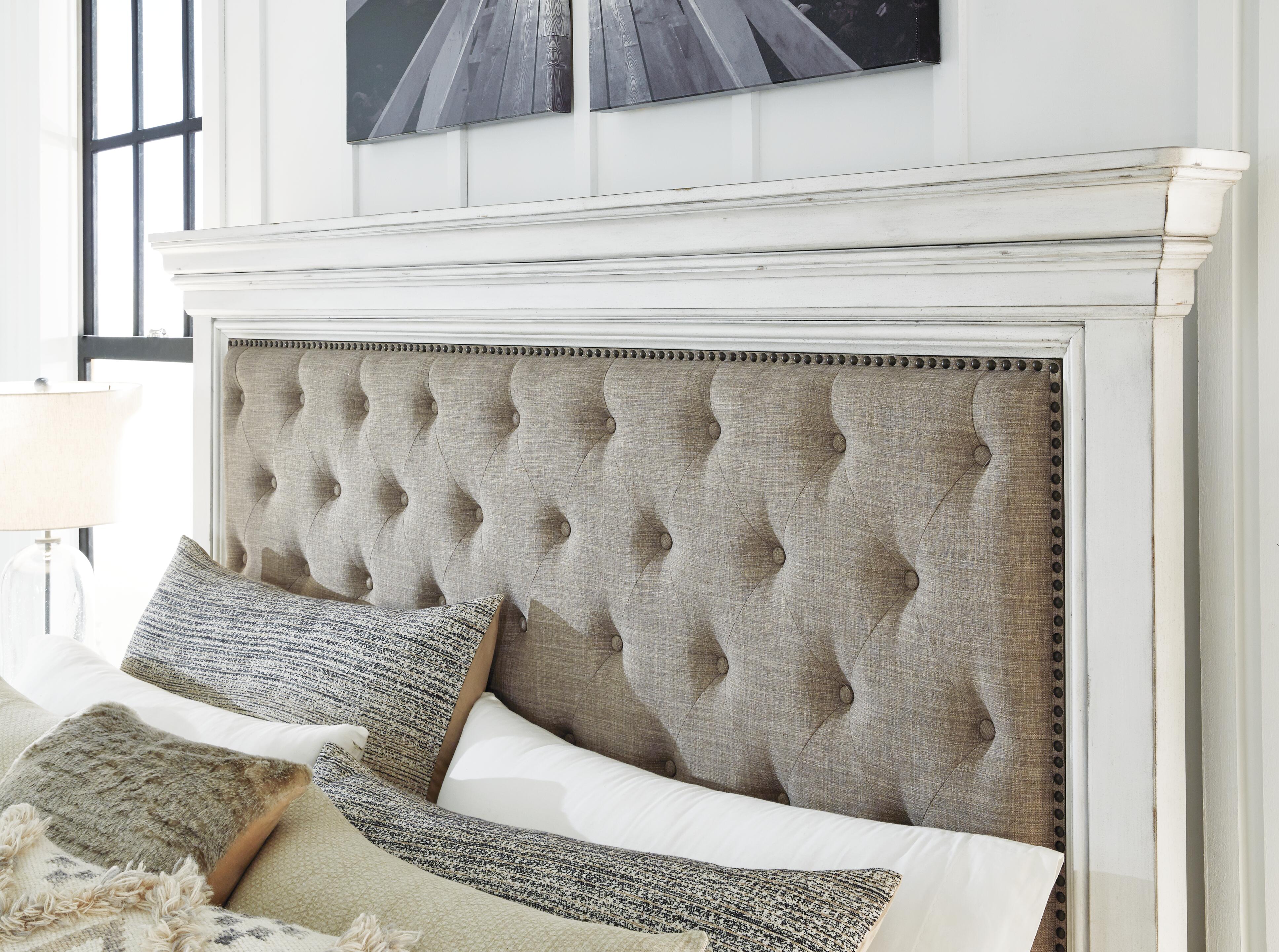 Kanwyn Panel Bed
