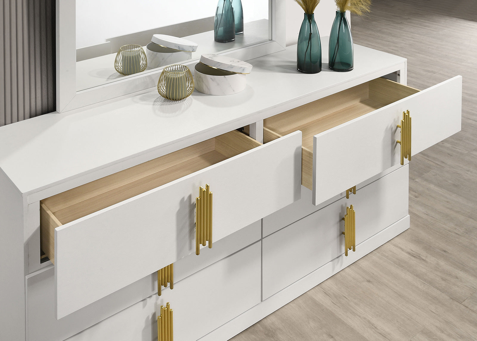 Basildon White/Gold Queen 4 Piece Bedroom Set