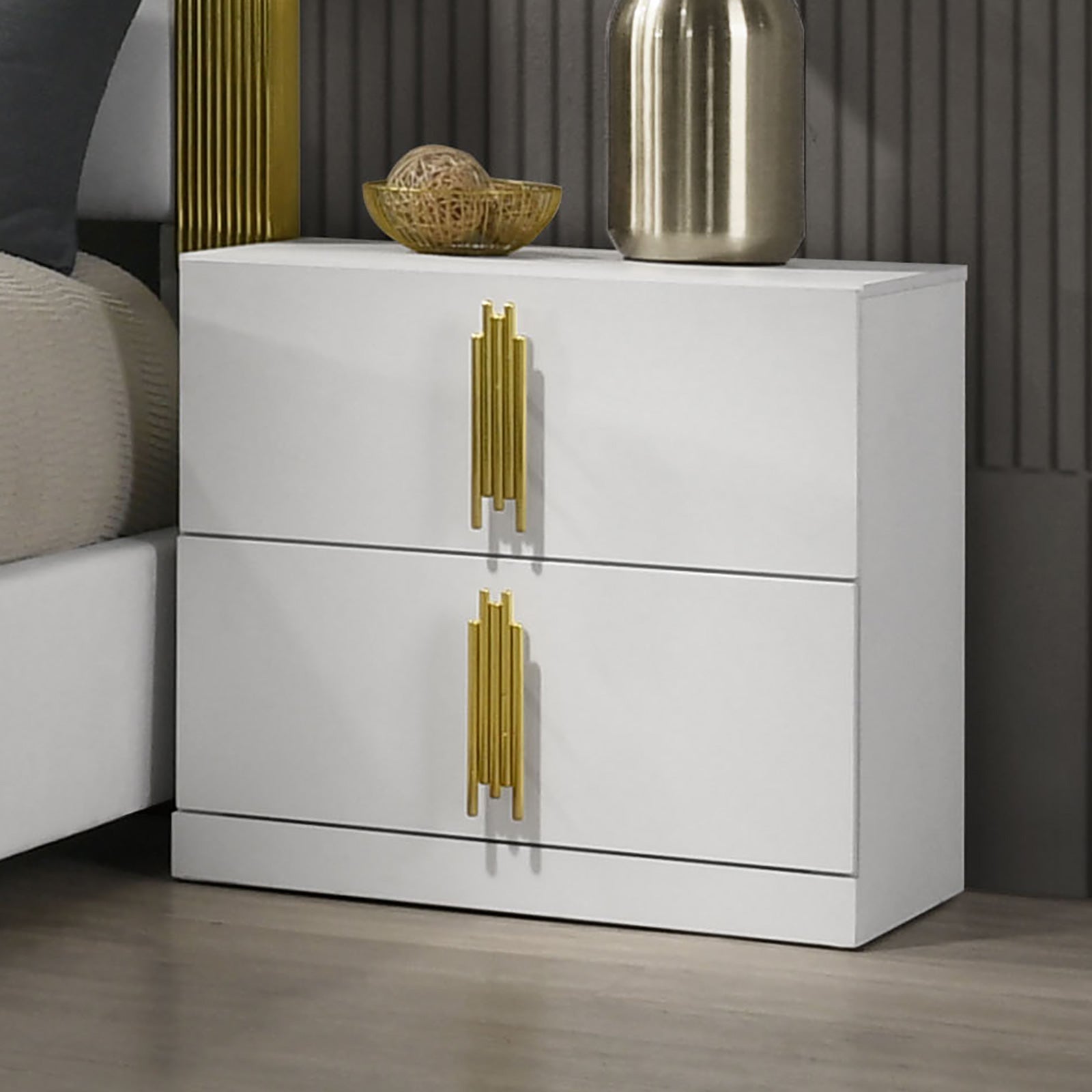 Basildon White/Gold Queen 4 Piece Bedroom Set