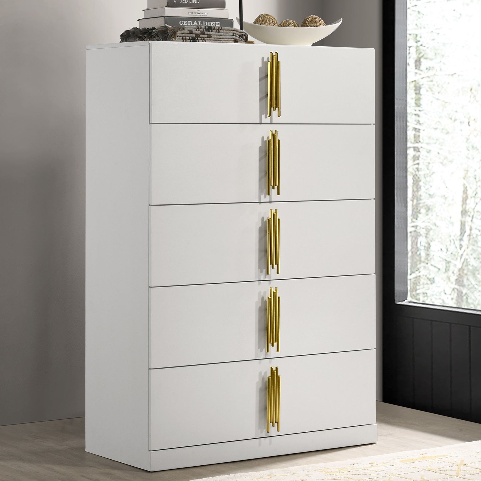 Basildon White/Gold Queen 5 Piece Bedroom Set w/Chest