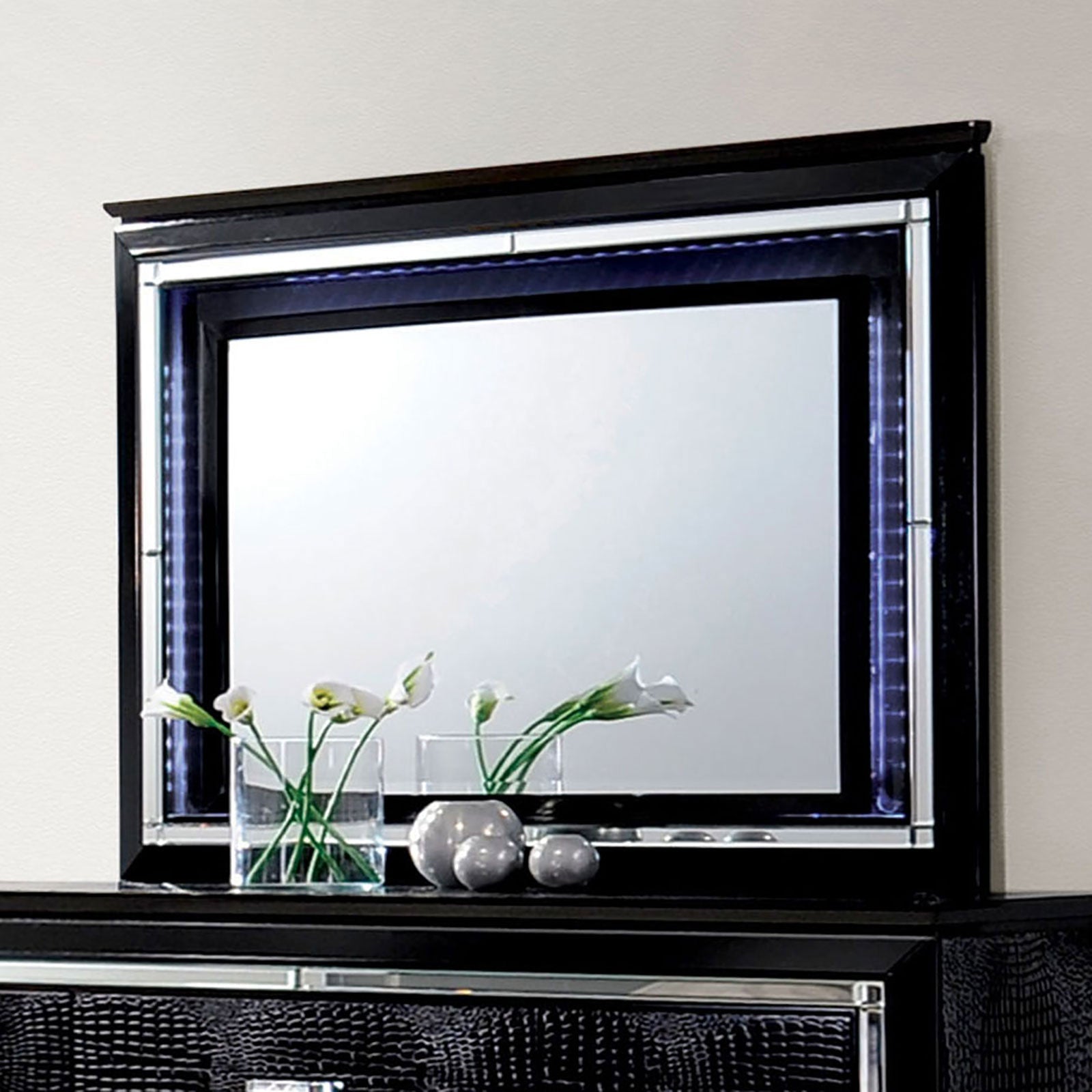 Bellanova Black 5 Pc. Queen Bedroom Set w/ Chest