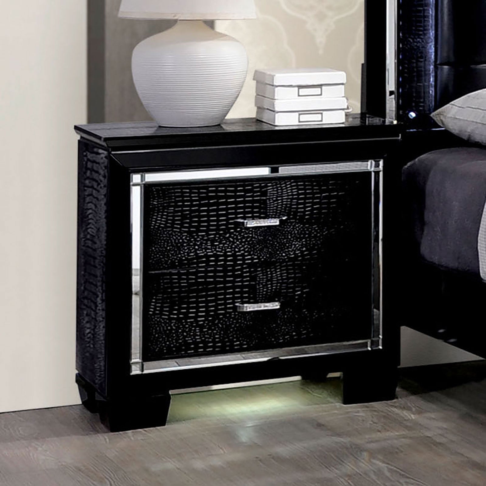 Bellanova Black 5 Pc. Queen Bedroom Set w/ Chest