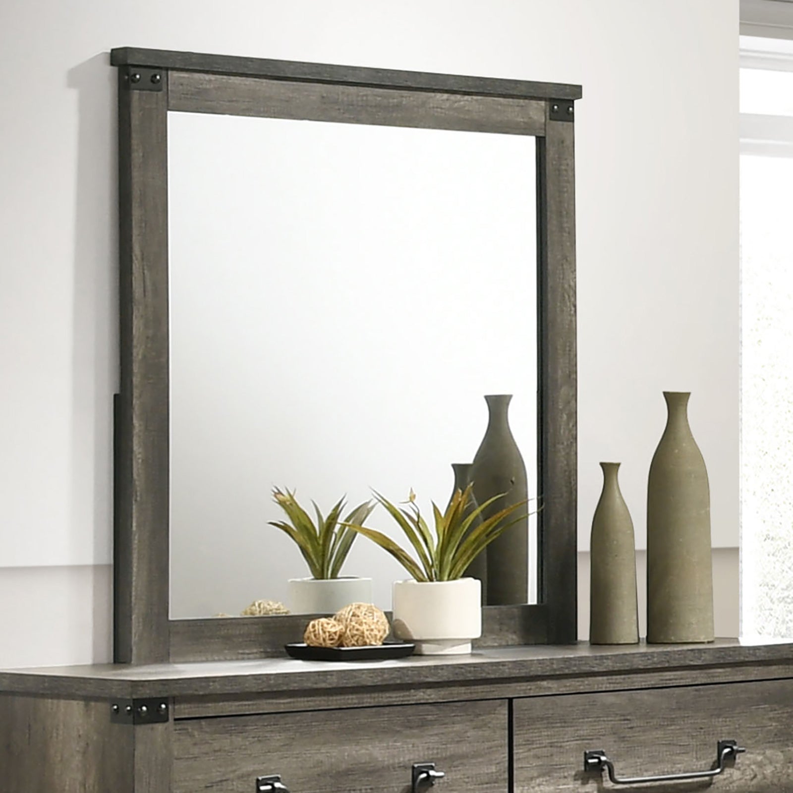 Britonale Gray Queen 5 Piece Bedroom Set w/Chest