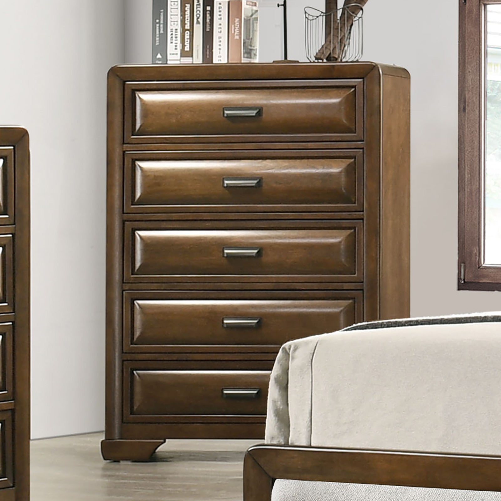 Caerwys Brown/Light Gray Queen 5 Piece Bedroom Set w/Chest