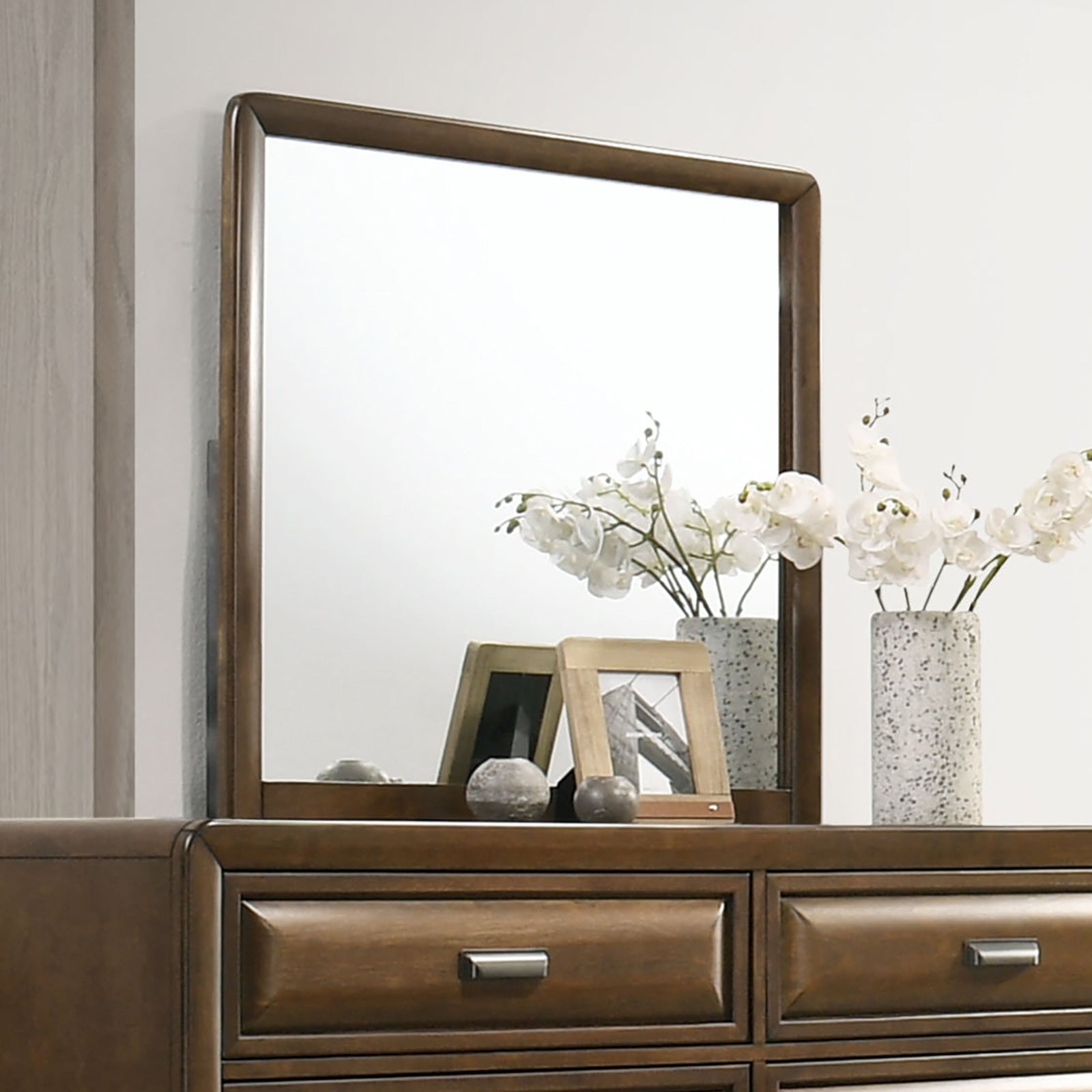 Caerwys Brown/Light Gray Queen 5 Piece Bedroom Set w/Chest
