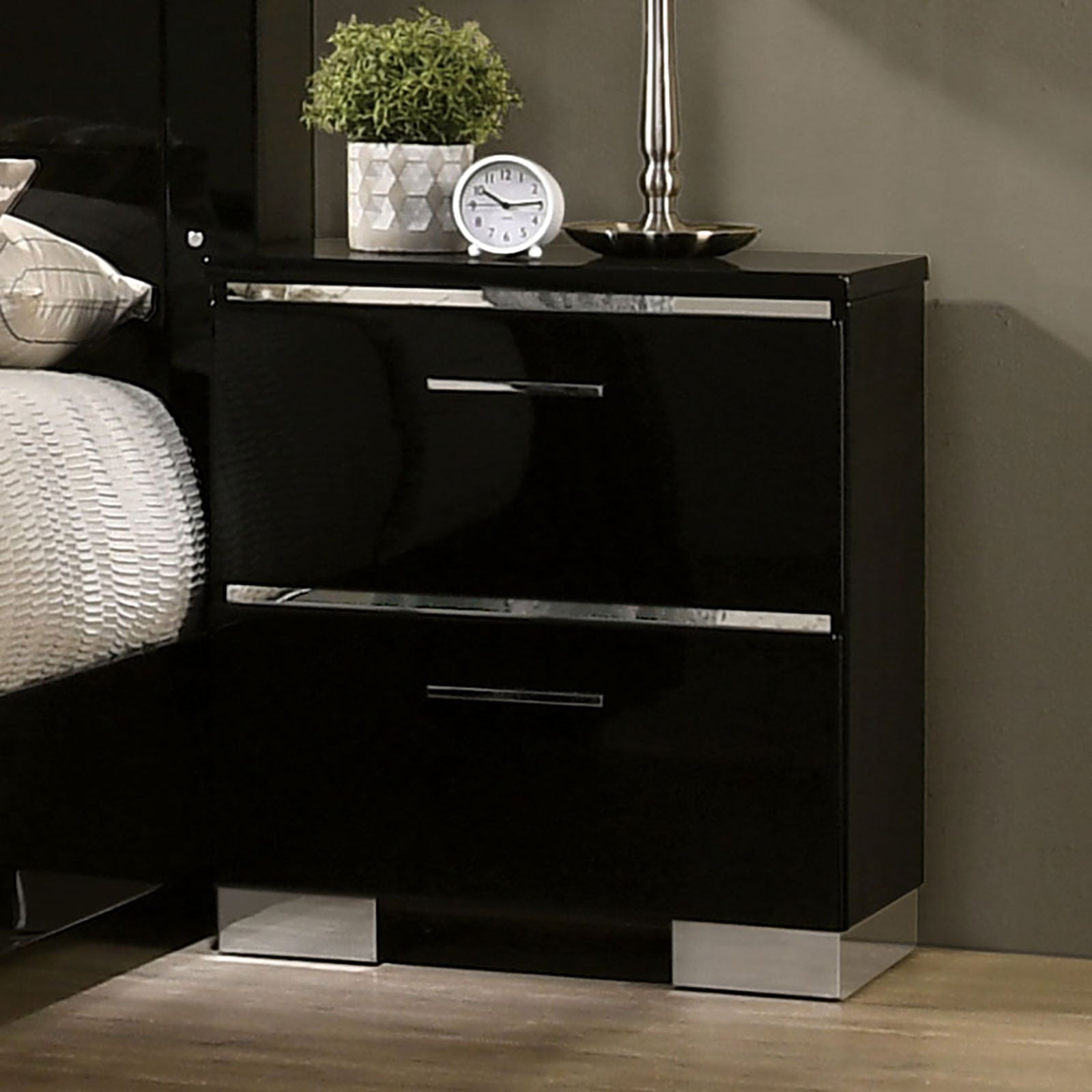 Carlie Black/Chrome 4 Pc. Queen Bedroom Set