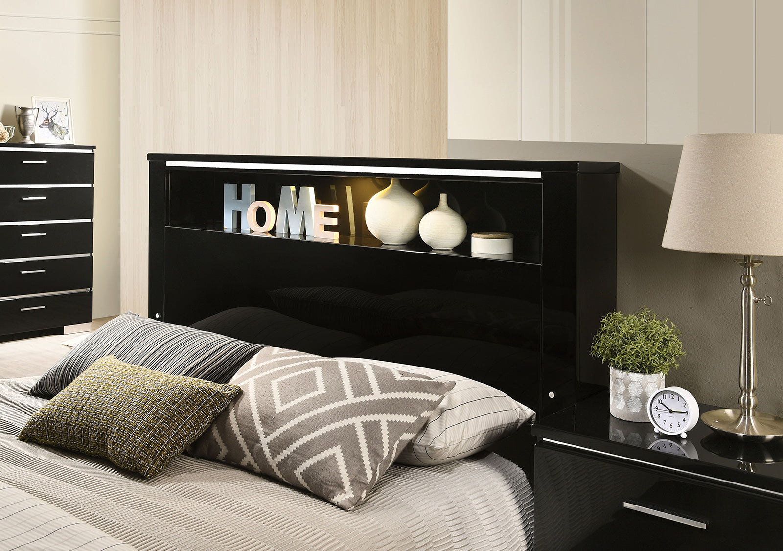 Carlie Black/Chrome 4 Pc. Queen Bedroom Set