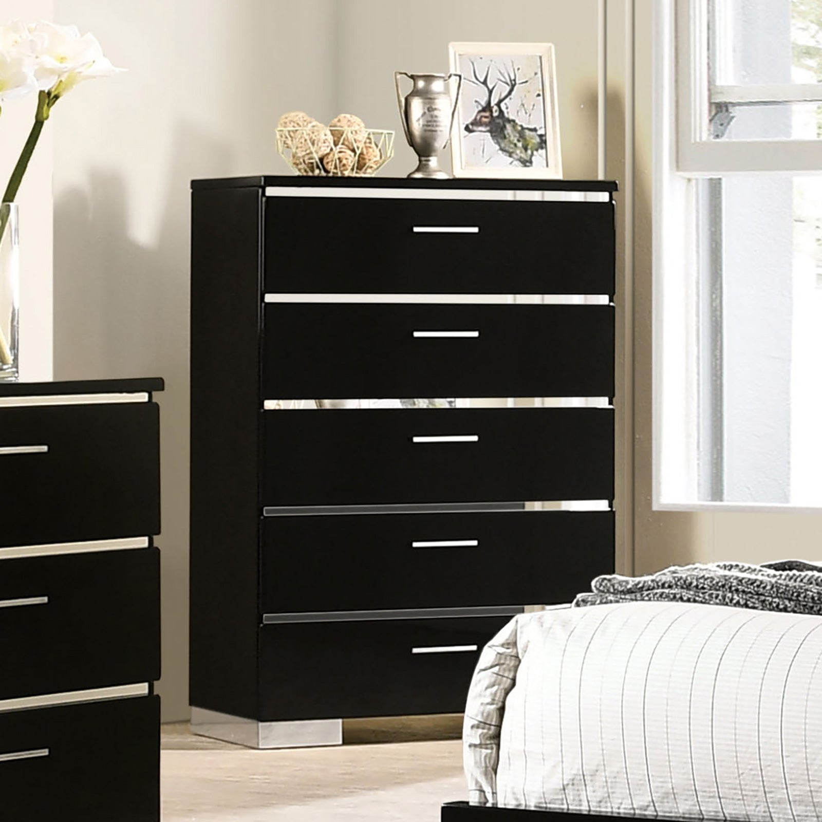Carlie Black/Chrome 5 Pc. Queen Bedroom Set w/ Chest