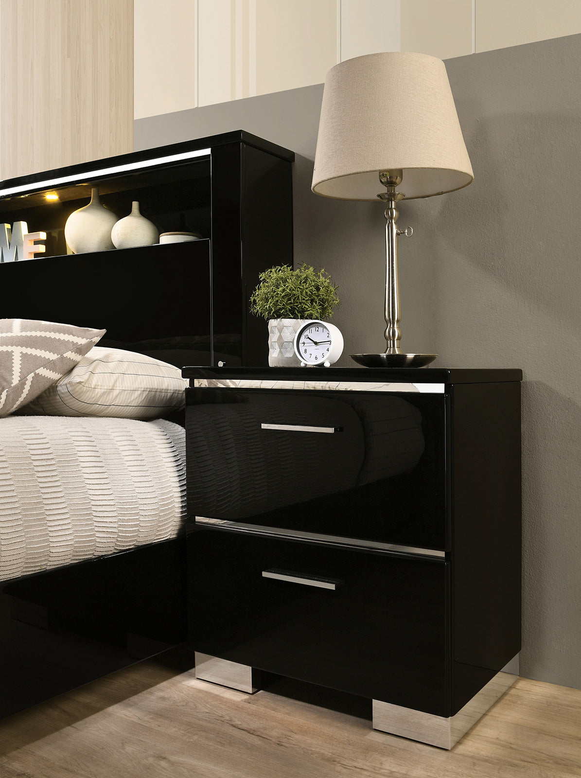 Carlie Black/Chrome 5 Pc. Queen Bedroom Set w/ Night Stand