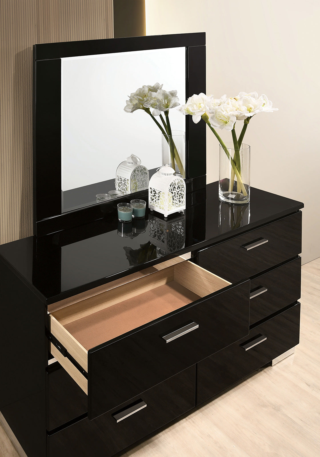 Carlie Black/Chrome 5 Pc. Queen Bedroom Set w/ Night Stand