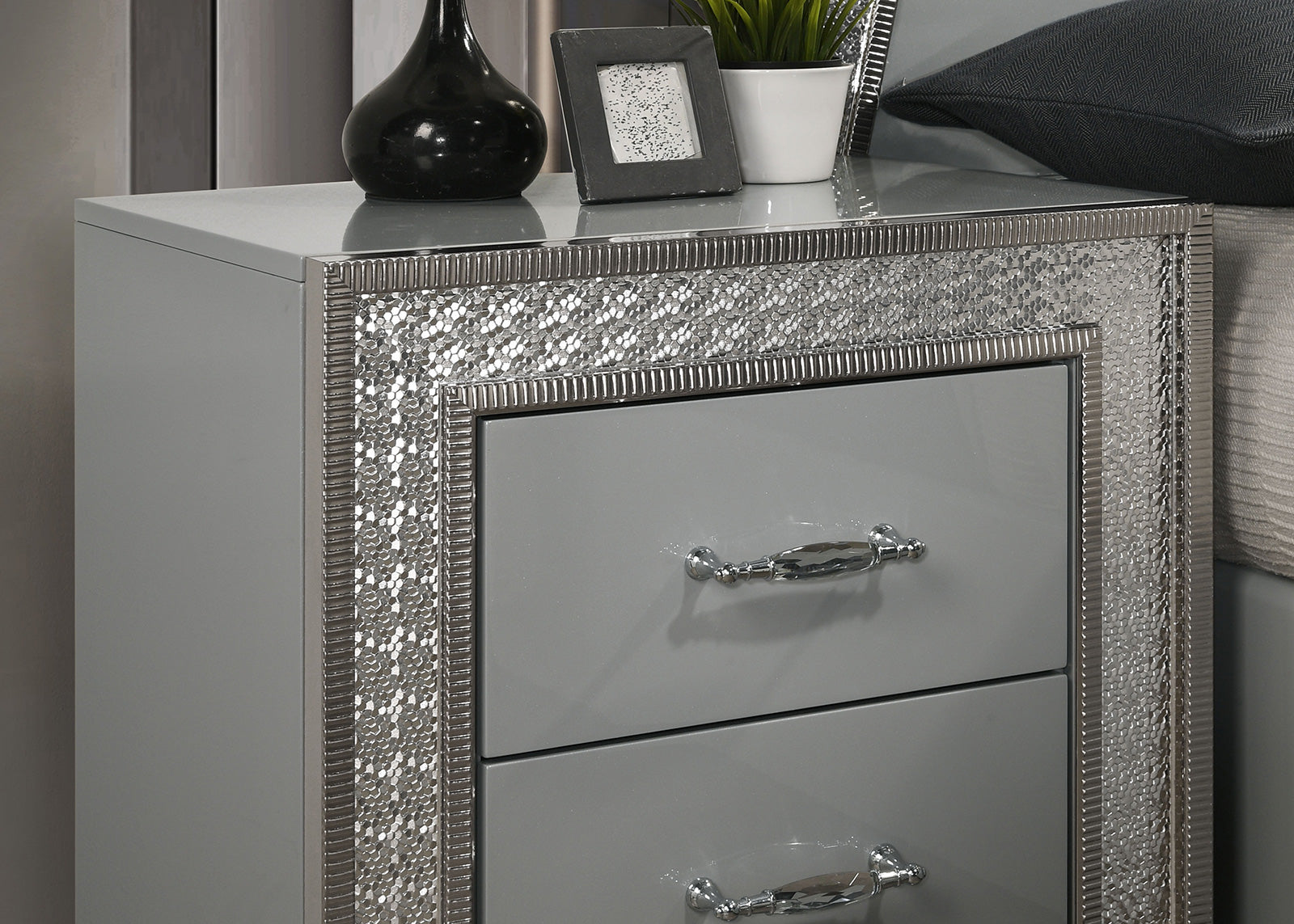 Cassiopeia Metallic Gray Queen 5 Piece Bedroom Set w/2 Nightstands
