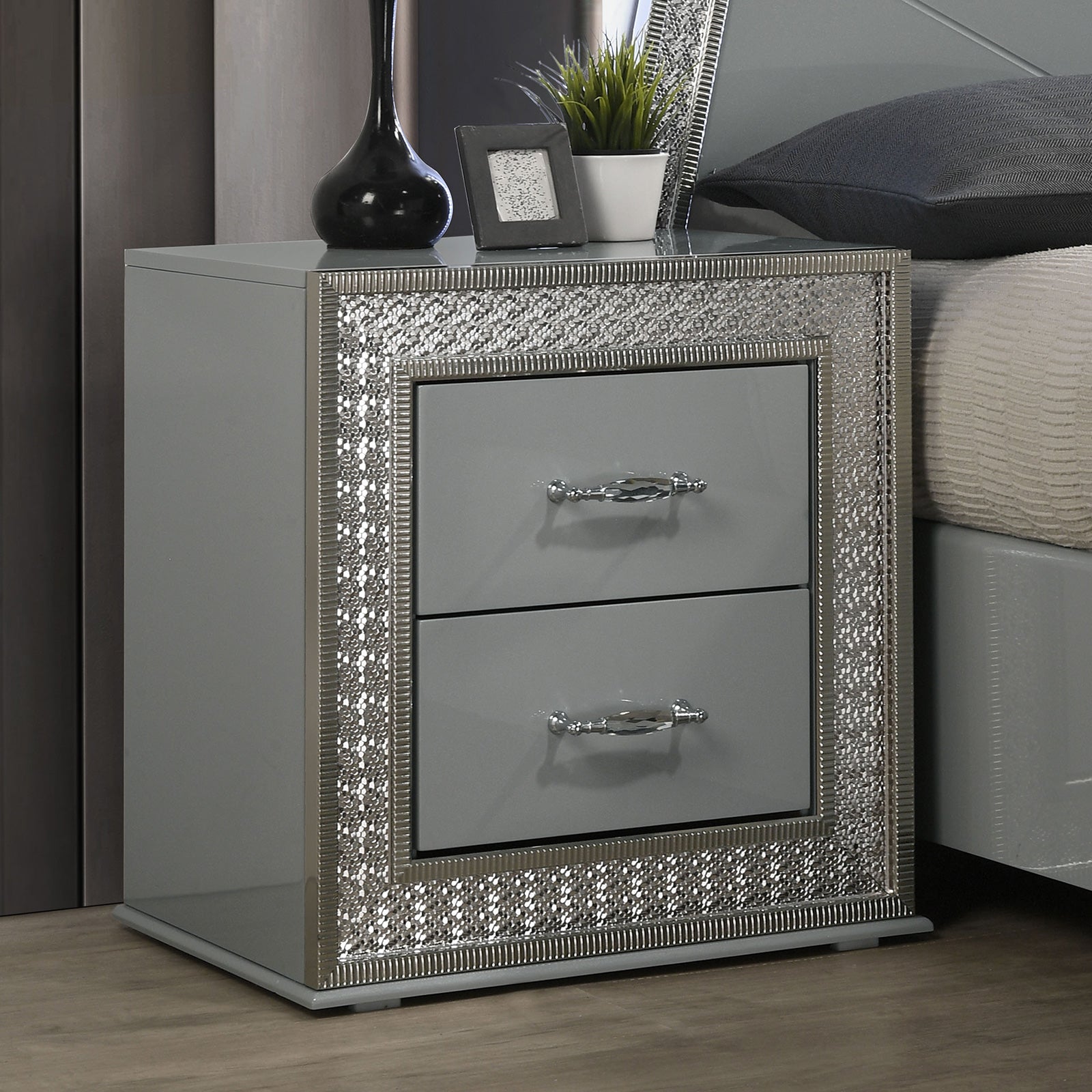 Cassiopeia Metallic Gray Queen 5 Piece Bedroom Set w/2 Nightstands