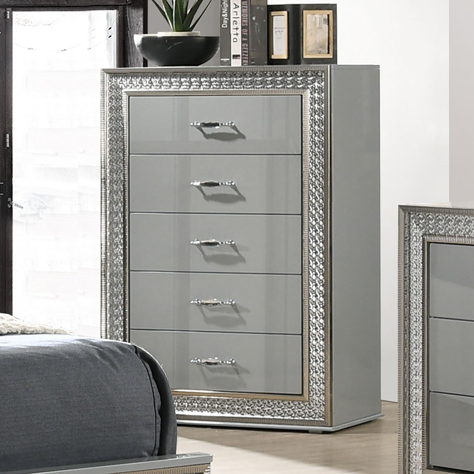 Cassiopeia Metallic Gray Queen 5 Piece Bedroom Set w/Chest