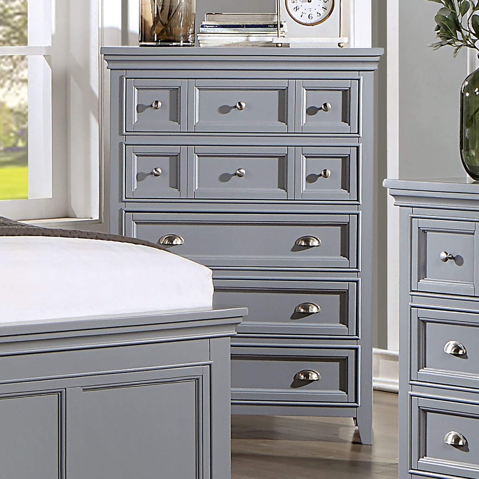 Castlile Gray 5 Pc. Queen Bedroom Set w/ Chest