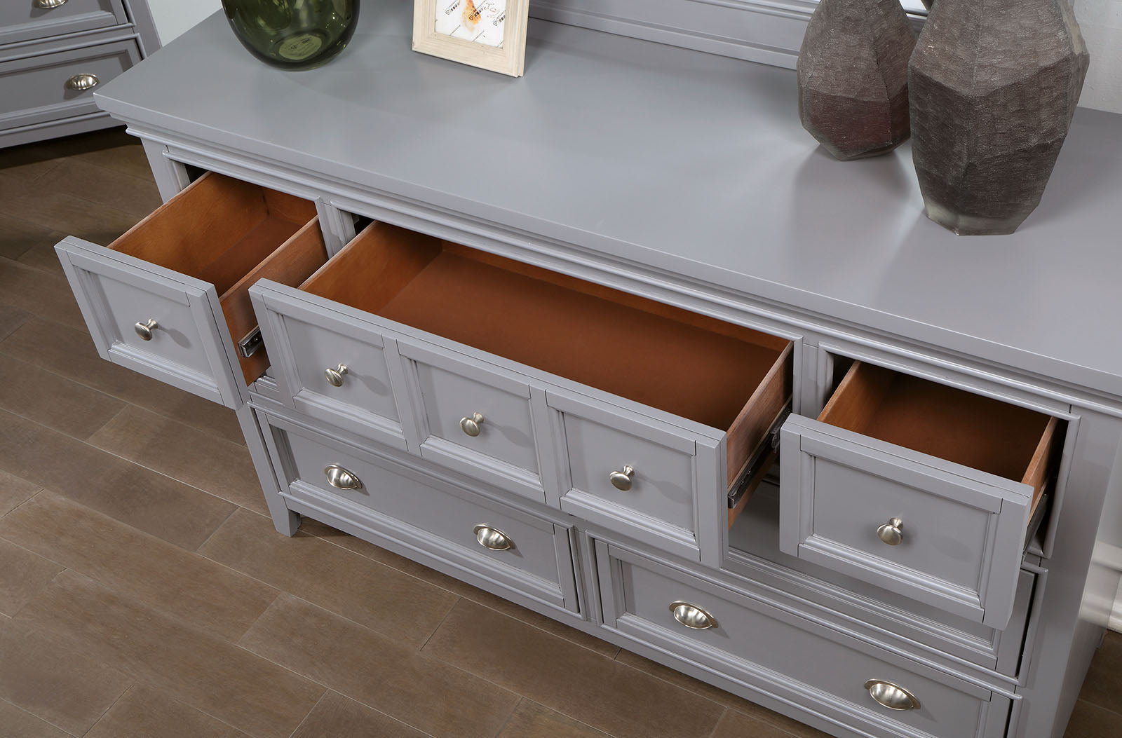 Castlile Gray 5 Pc. Queen Bedroom Set w/ Chest