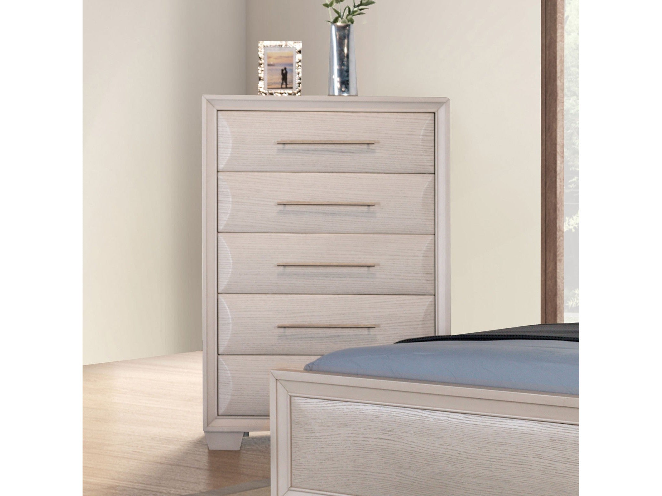 Chemnitz White Chest
