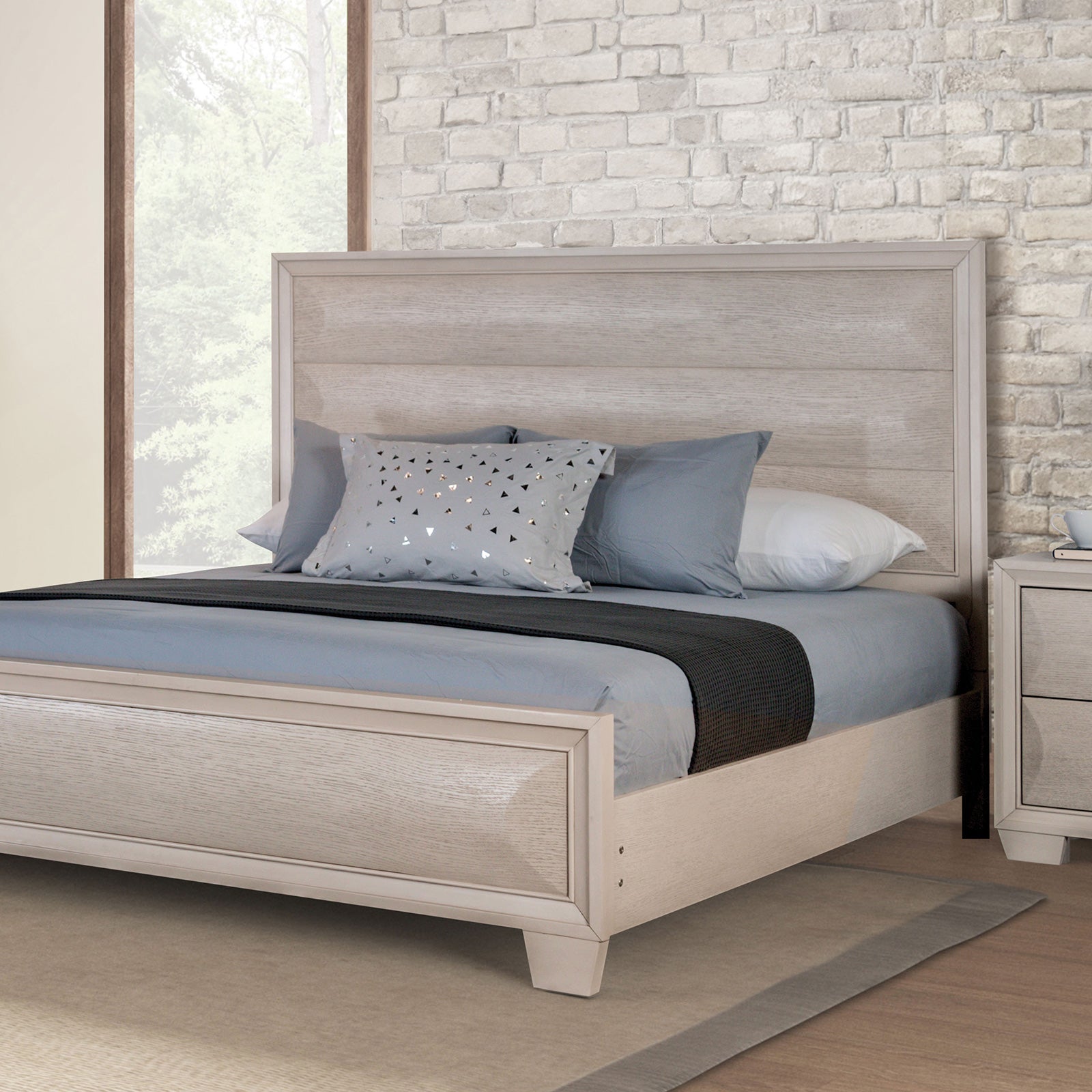 Chemnitz White Queen 5 Piece Bedroom Set w/2 Nightstands