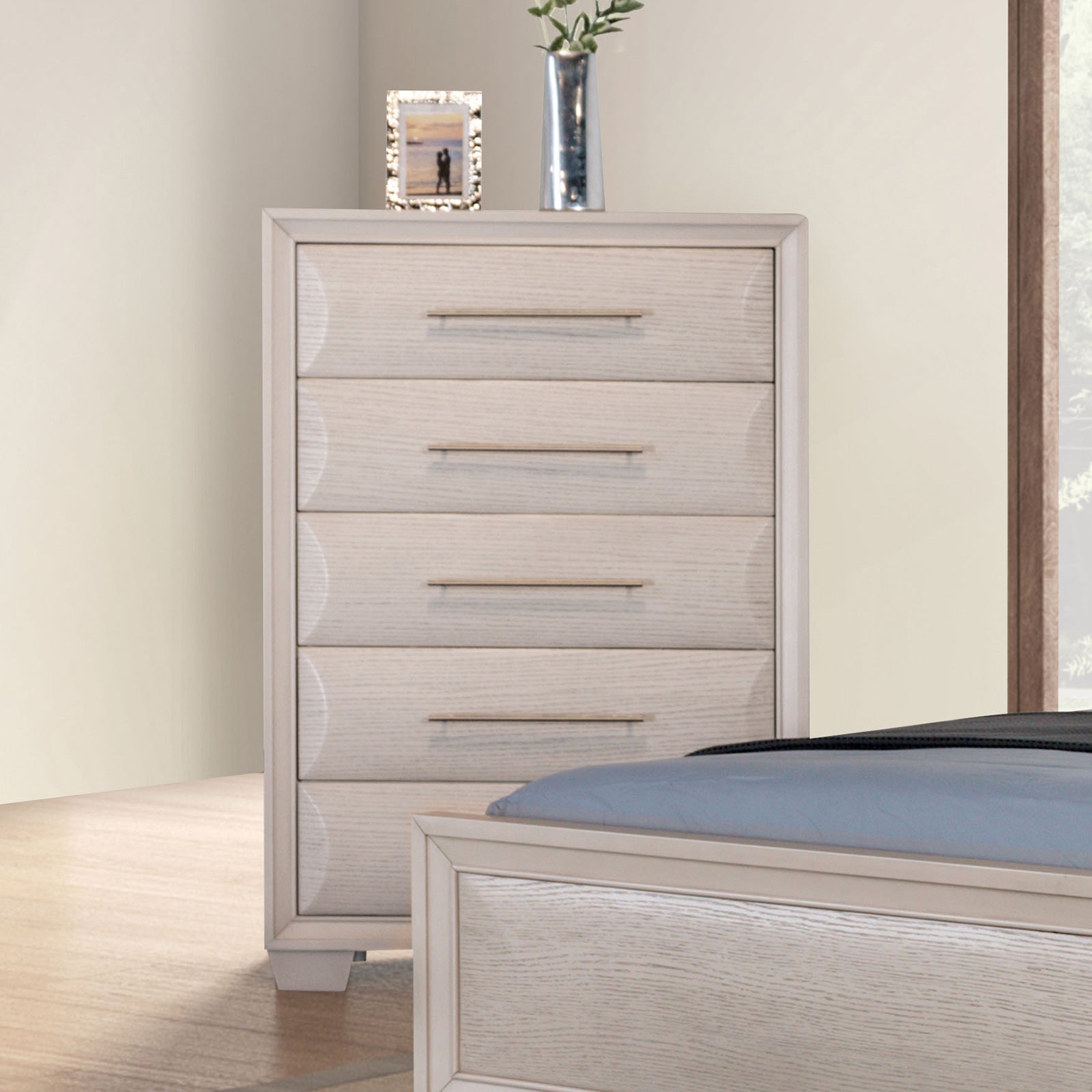 Chemnitz White Queen 5 Piece Bedroom Set w/Chest