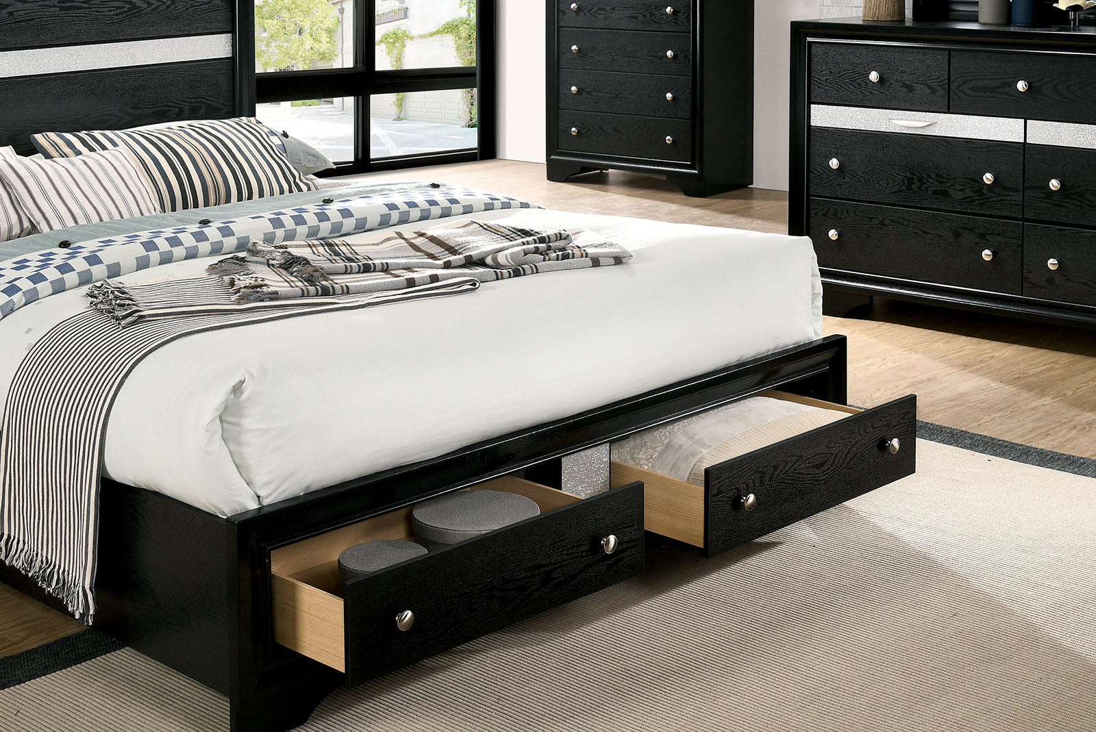 Chrissy Black 5 Pc. Queen Bedroom Set w/ Chest