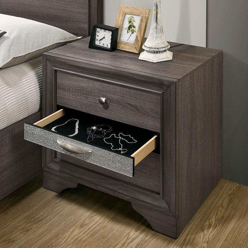 Chrissy Gray 5pc Queen Bedroom Set (1 Nightstand)