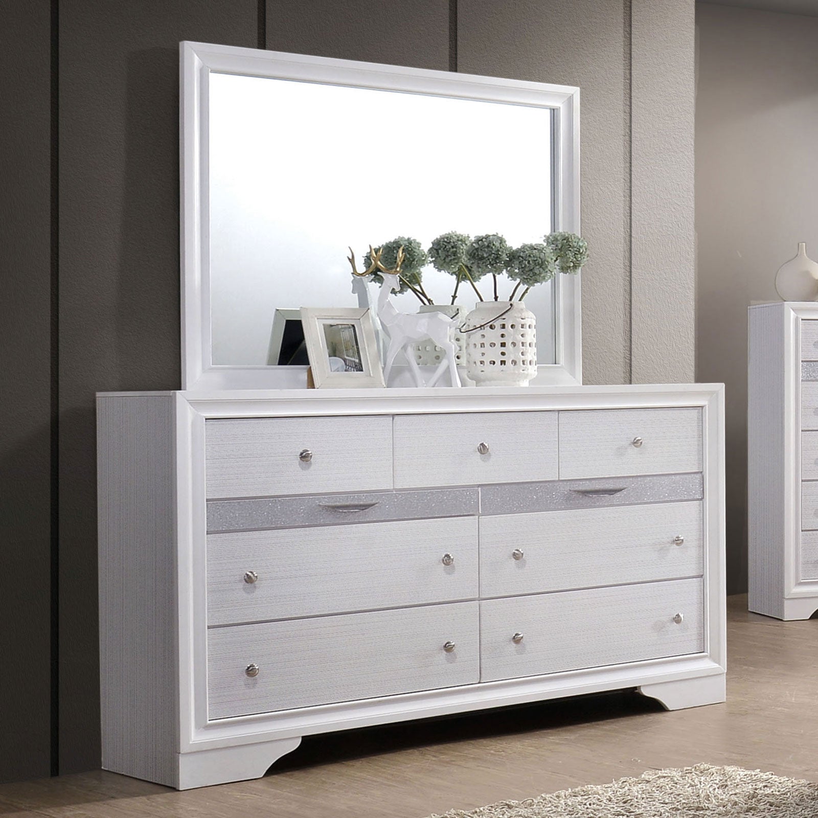 Chrissy White 5 Pc. Queen Bedroom Set w/ 2NS