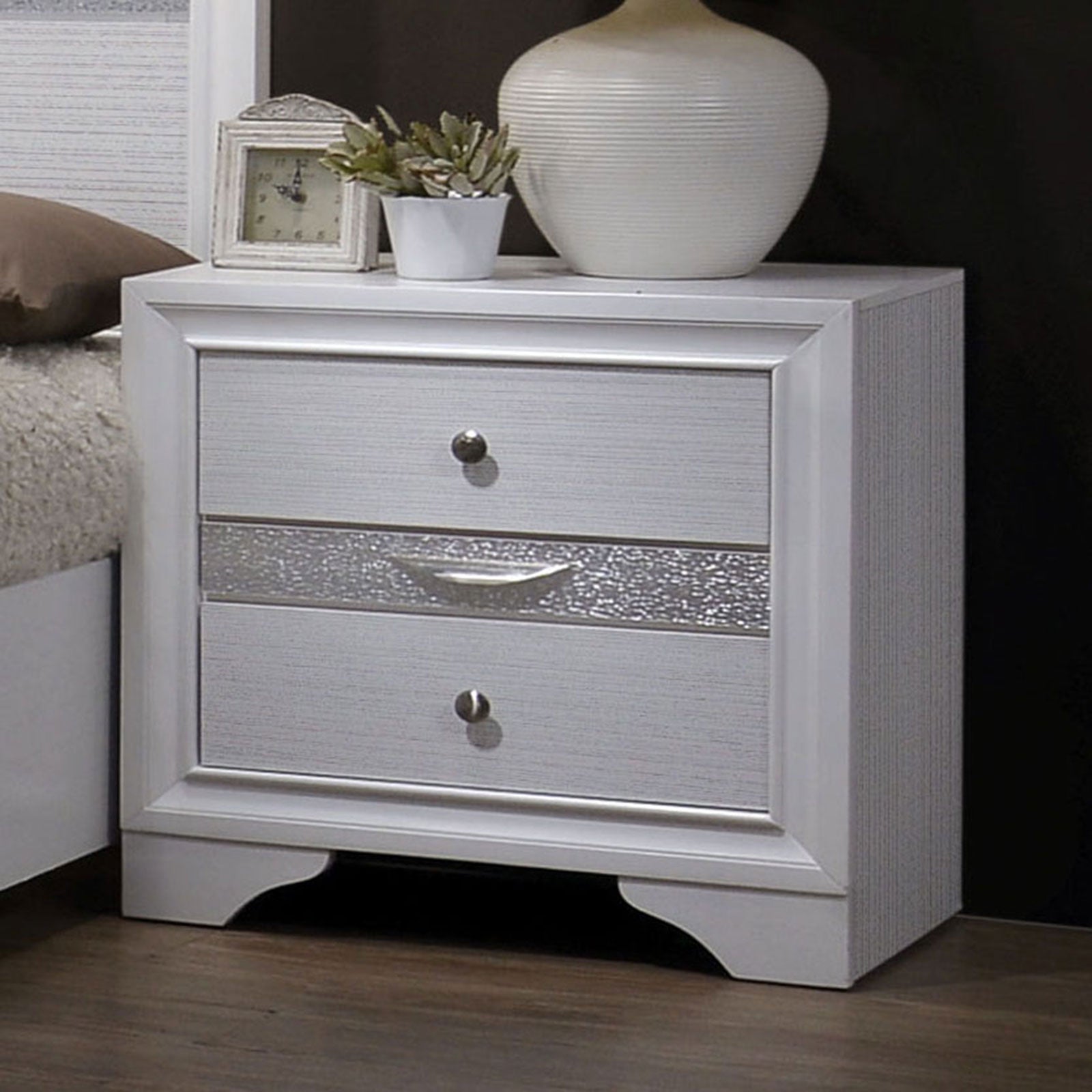 Chrissy White 5 Pc. Queen Bedroom Set w/ Chest