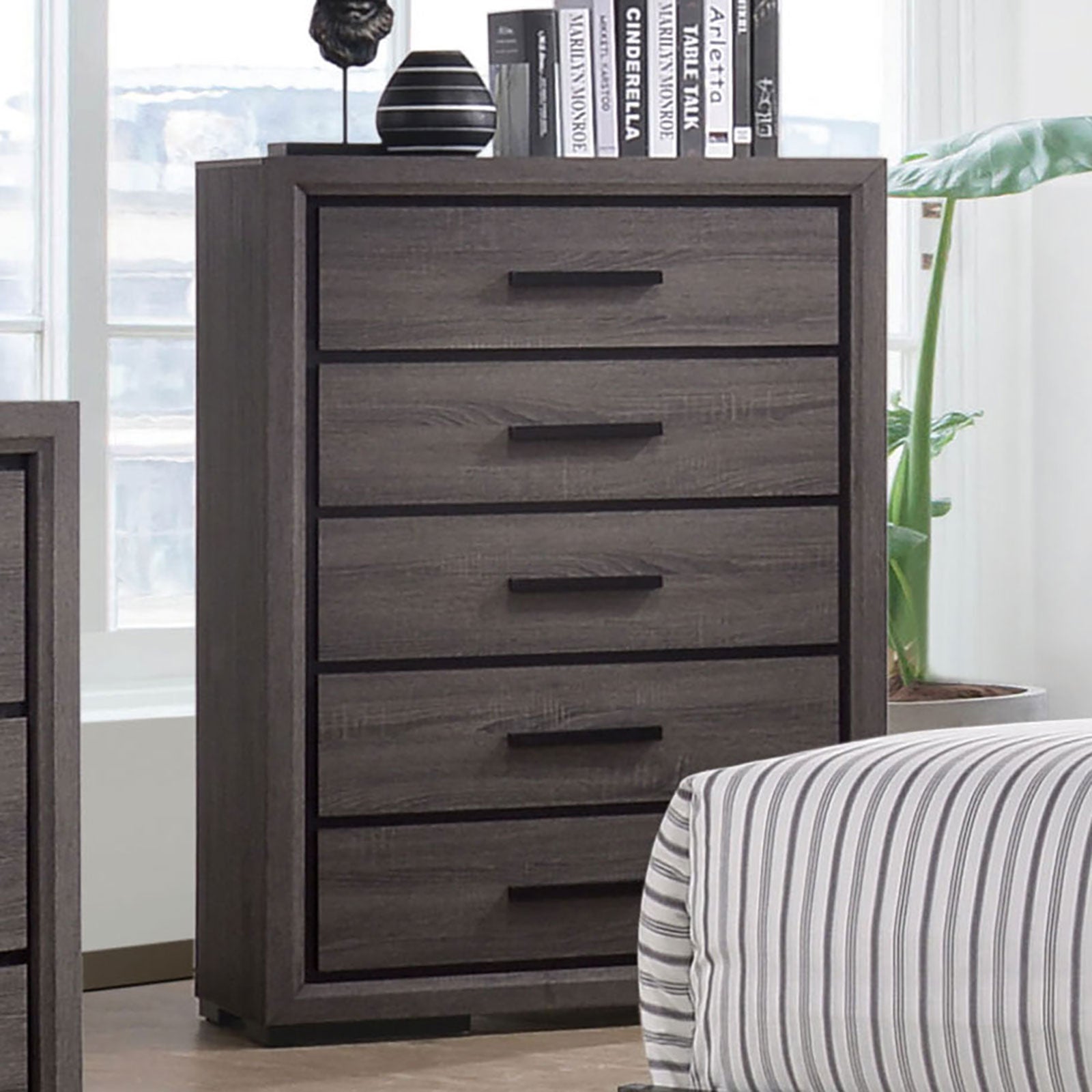 Conwy Gray 5 Pc. Queen Bedroom Set w/ Chest