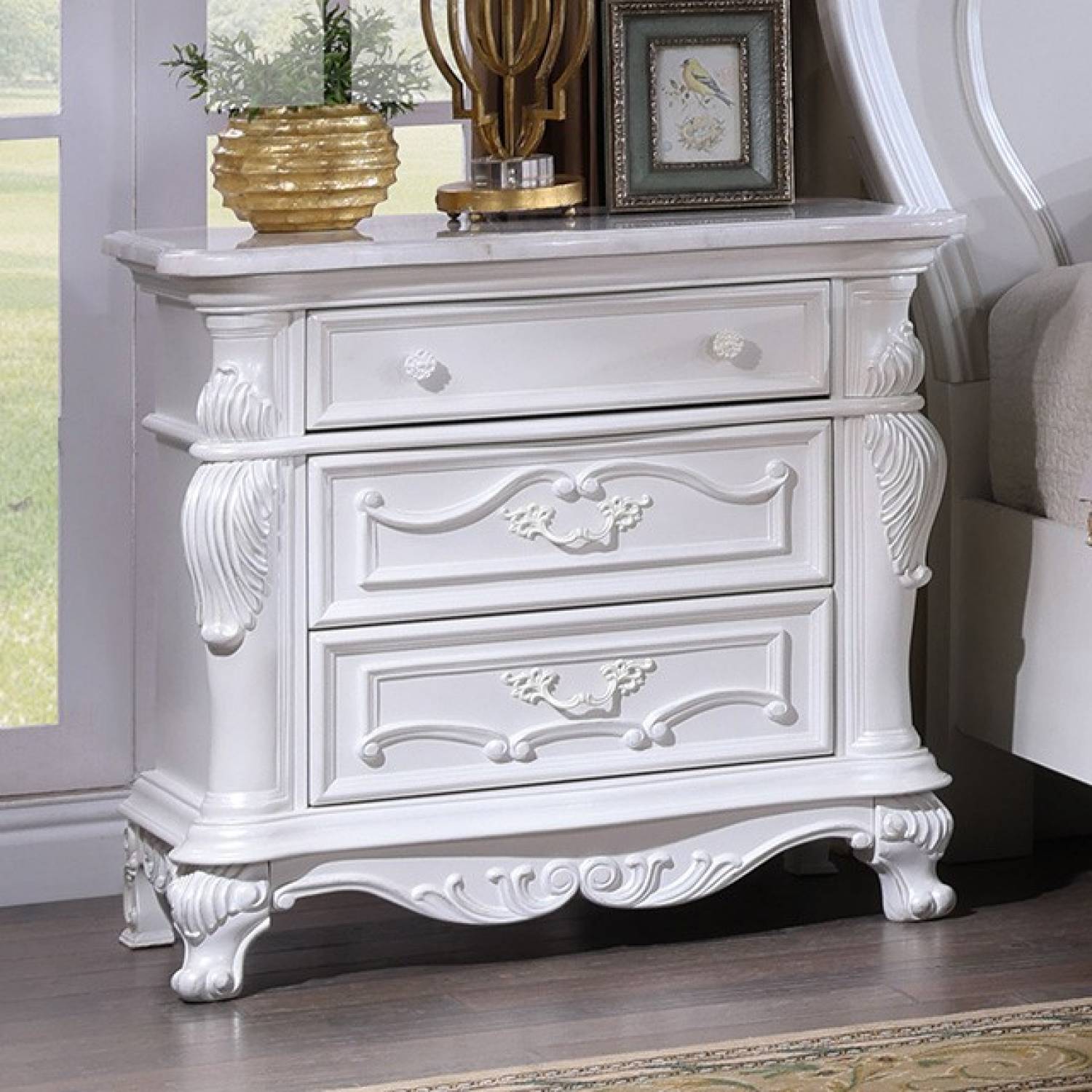 Cremona White 5 Pc. Queen Bedroom Leatherette Set w/ Chest