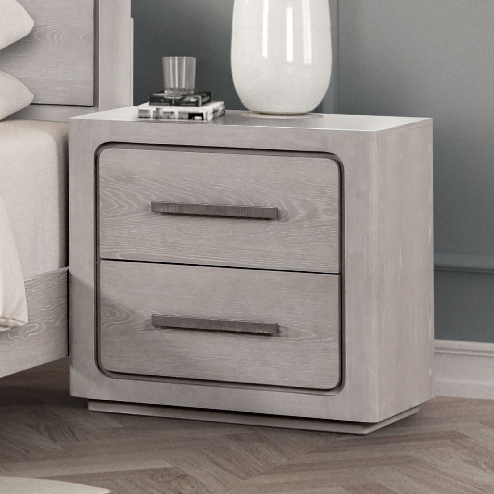 Crowthorne White Oak Queen 5 Piece Bedroom Set w/2 Nightstands