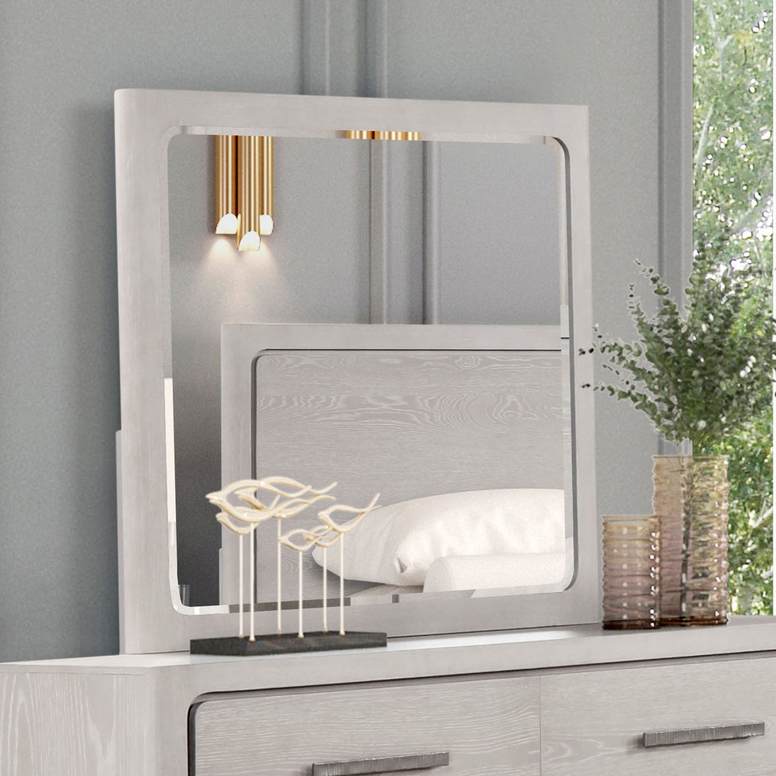 Crowthorne White Oak Queen 5 Piece Bedroom Set w/Chest