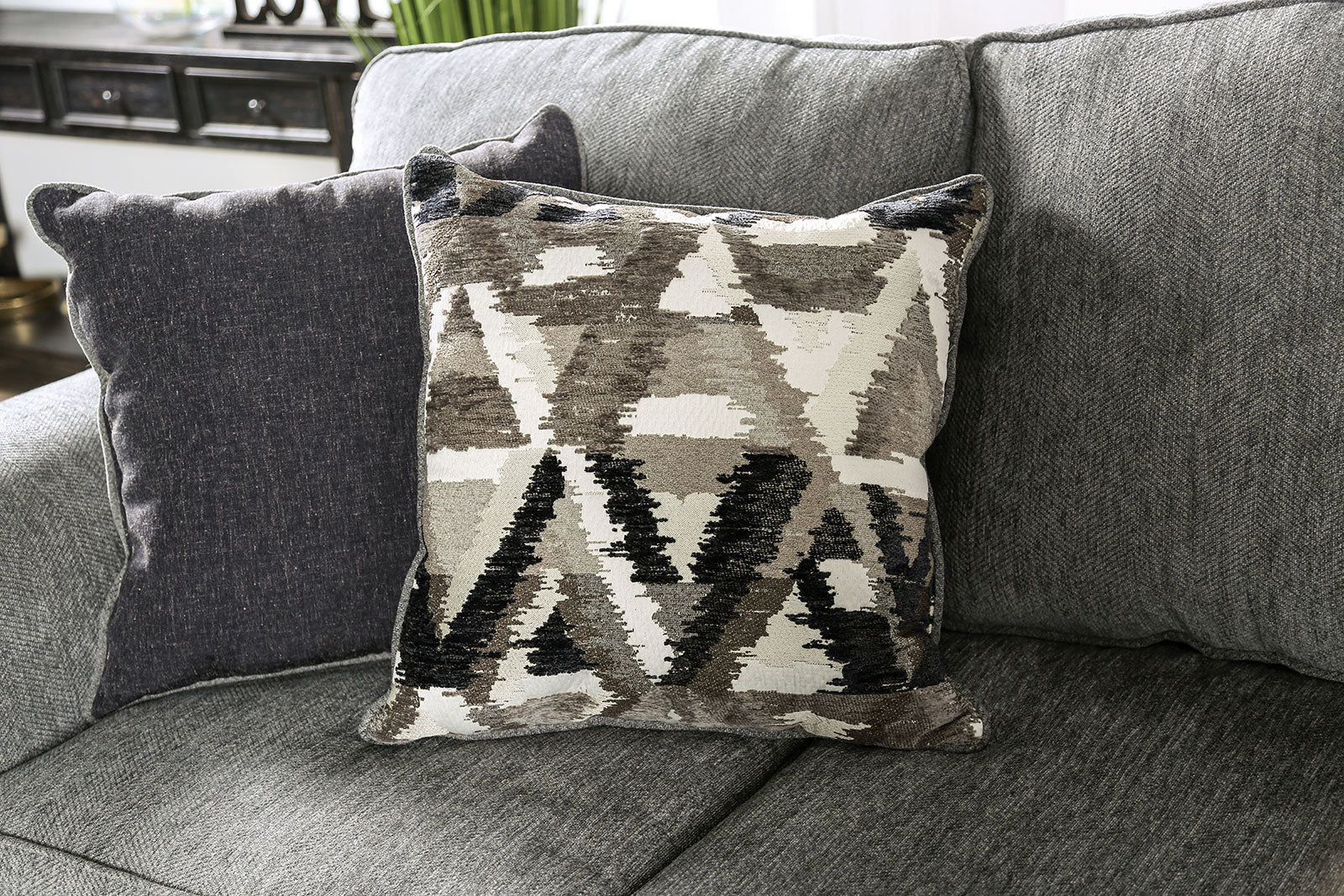 Delgada Graphite Loveseat