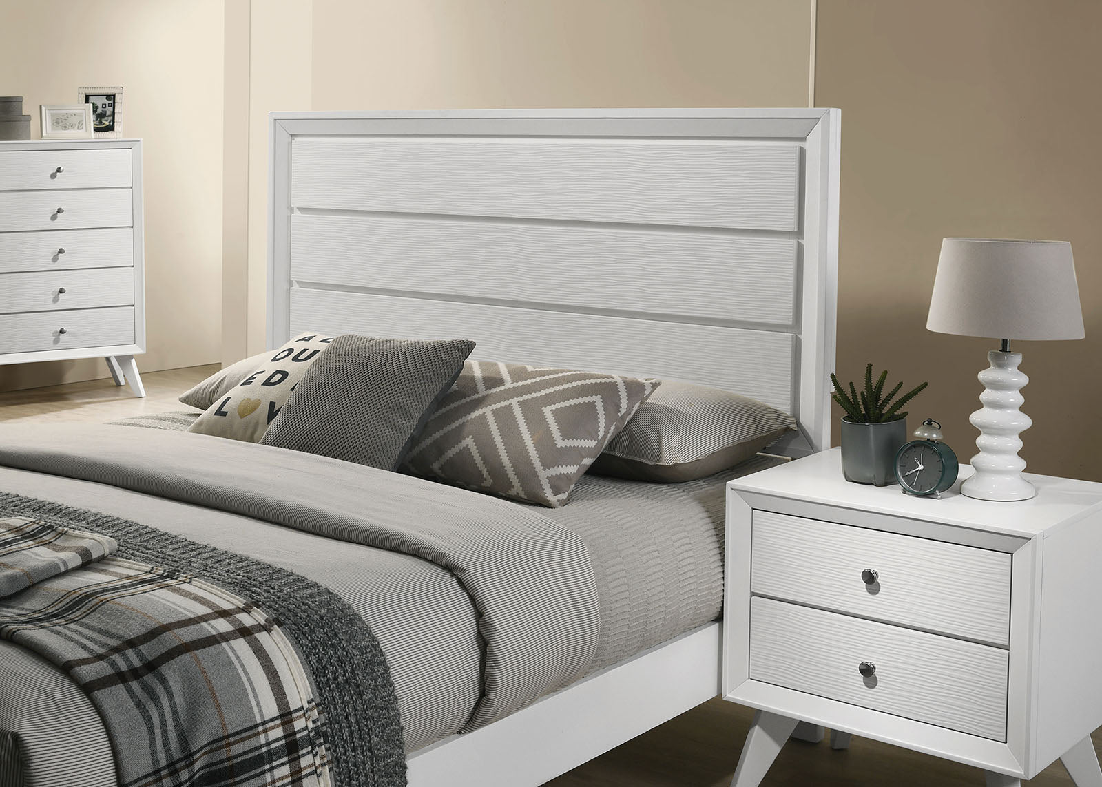 Dortmund White 5 Pc. Queen Bedroom Set w/ 2NS