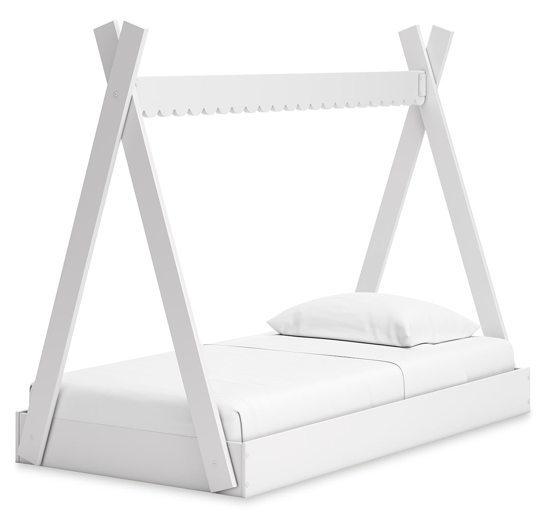 Hallityn White Platform Bedroom Set