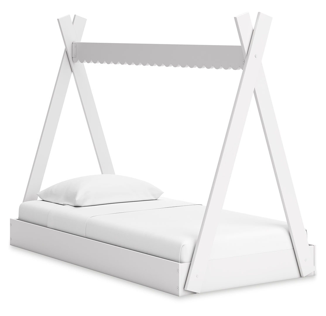 Hallityn White Platform Bedroom Set