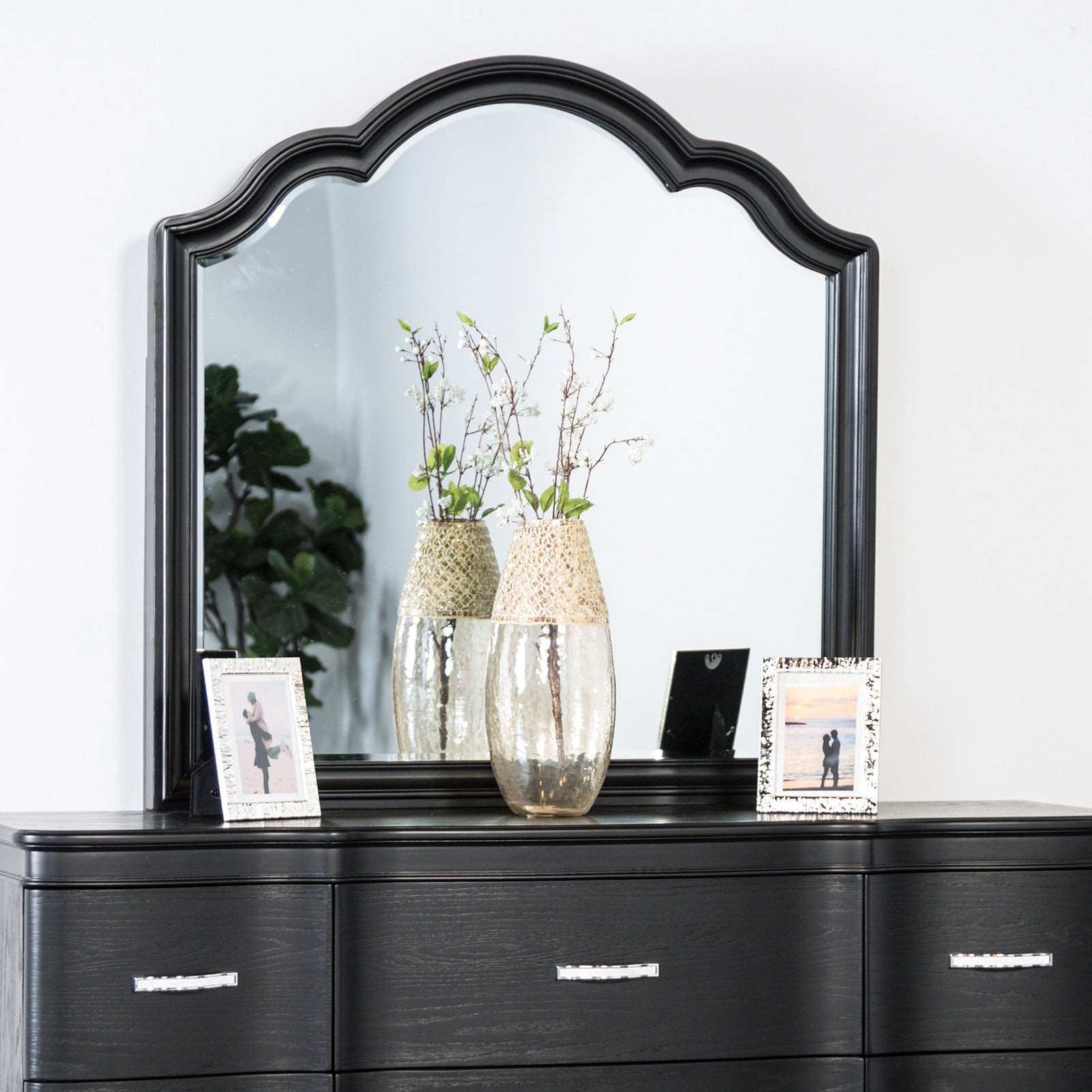 Eleanora Black Queen 4 Piece Bedroom Set
