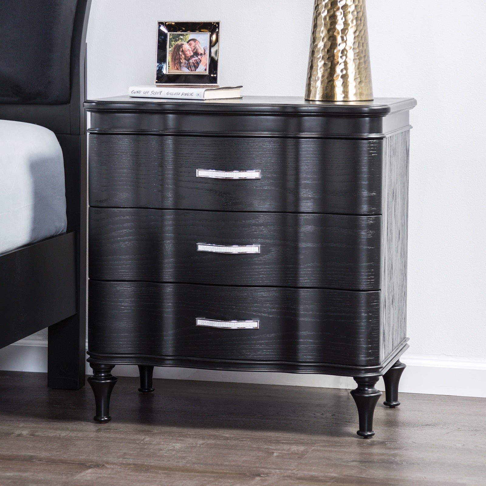 Eleanora Black Queen 4 Piece Bedroom Set