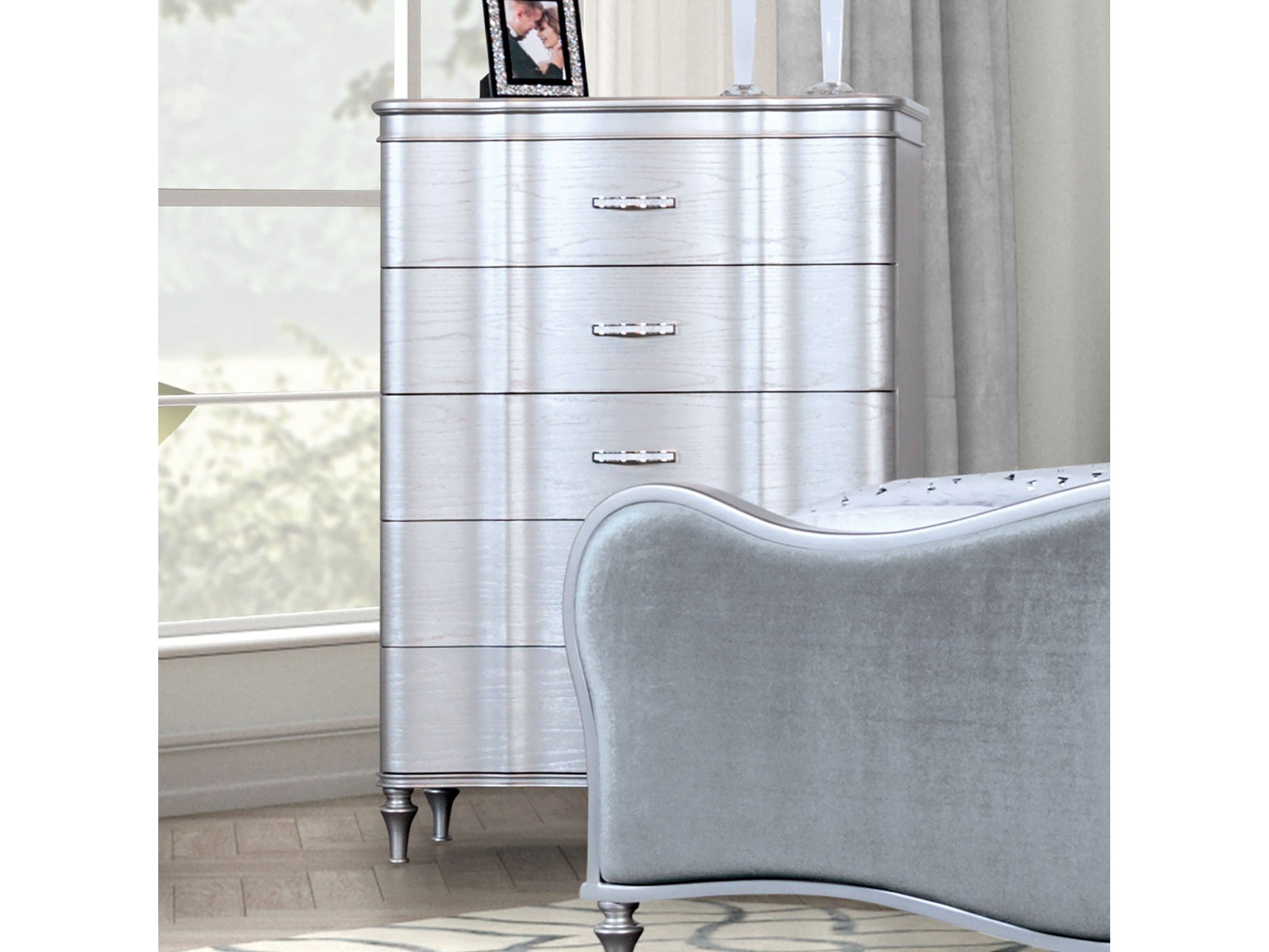 Eleanora Silver Chest
