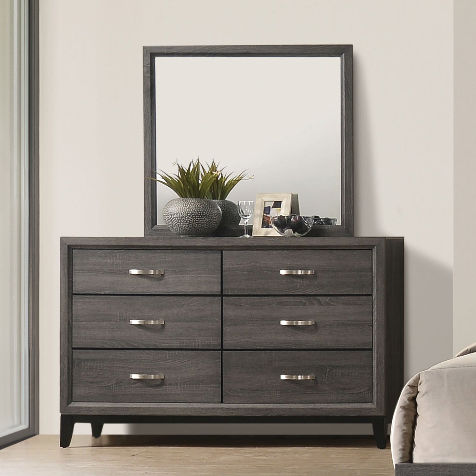 Errico Gray 5 Pc. Queen Bedroom Set w/ Chest