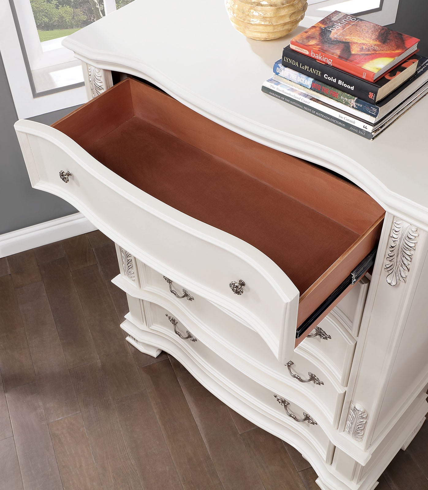 Esparanza Pearl White 5 Pc. Queen Bedroom Set w/ Chest
