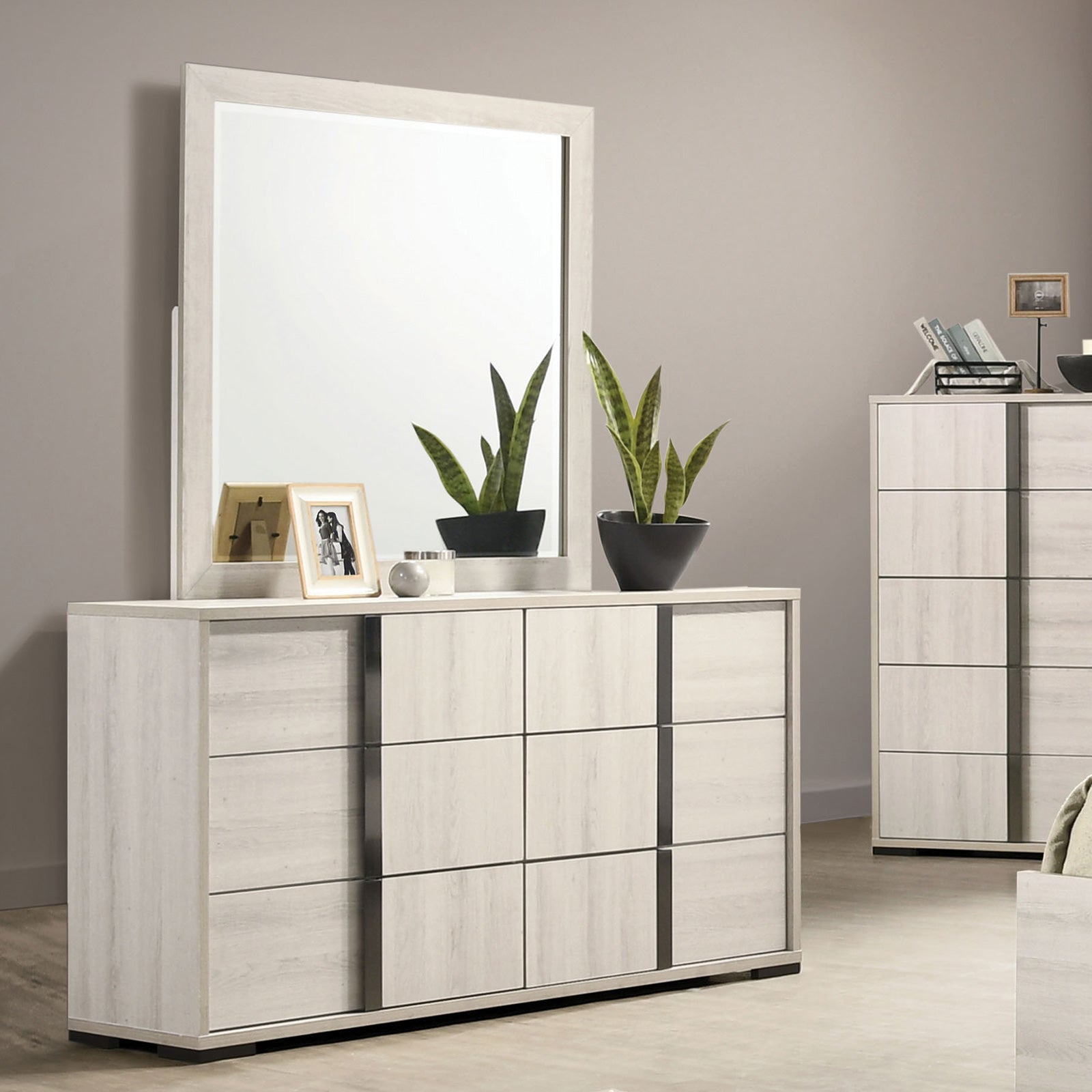Horten Whitewash Queen 5 Piece Bedroom Set w/Chest