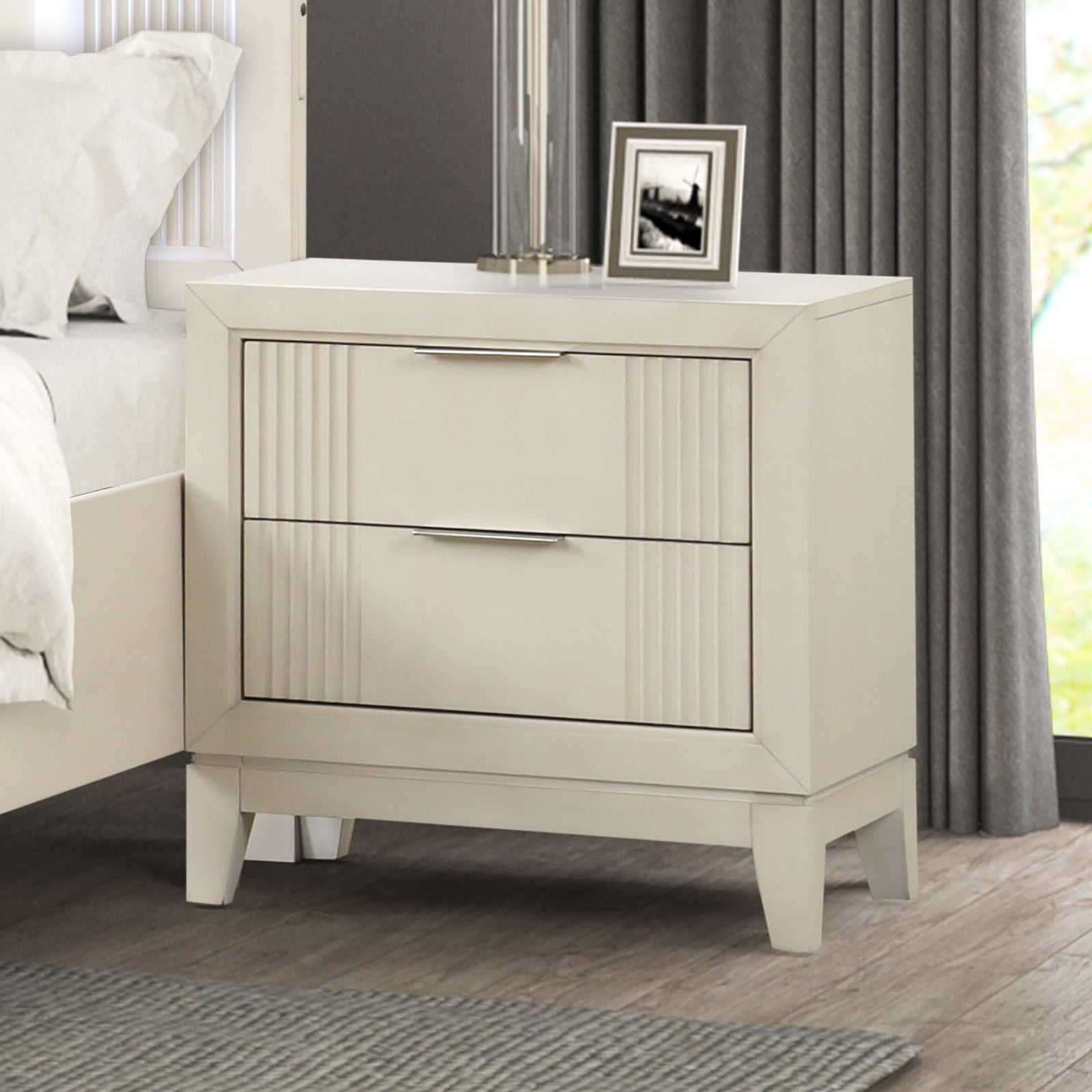 Isadore White Queen 5 Piece Bedroom Set w/Chest